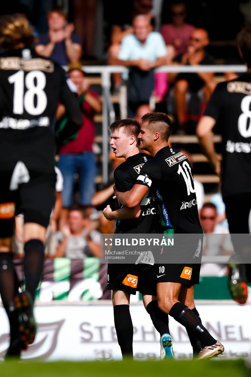 Varbergs Anton Liljenbäck och Gabriel Altemark-Vanneryr jublar efter 1-0 under fotbollsmatchen i Superettan mellan Varberg och Gefle den 22 juli 2017 i Varberg.