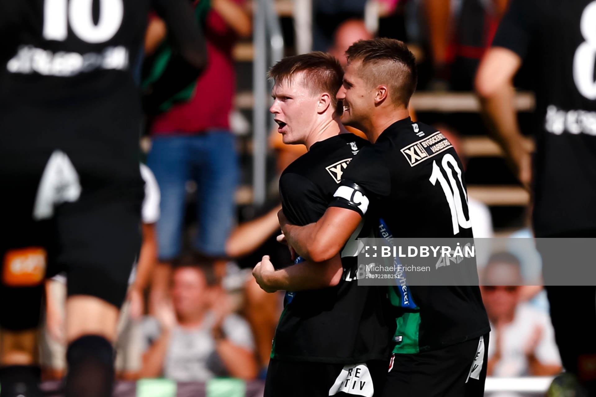 Varbergs Anton Liljenbäck och Gabriel Altemark-Vanneryr jublar efter 1-0 under fotbollsmatchen i Superettan mellan Varberg och Gefle den 22 juli 2017 i Varberg.