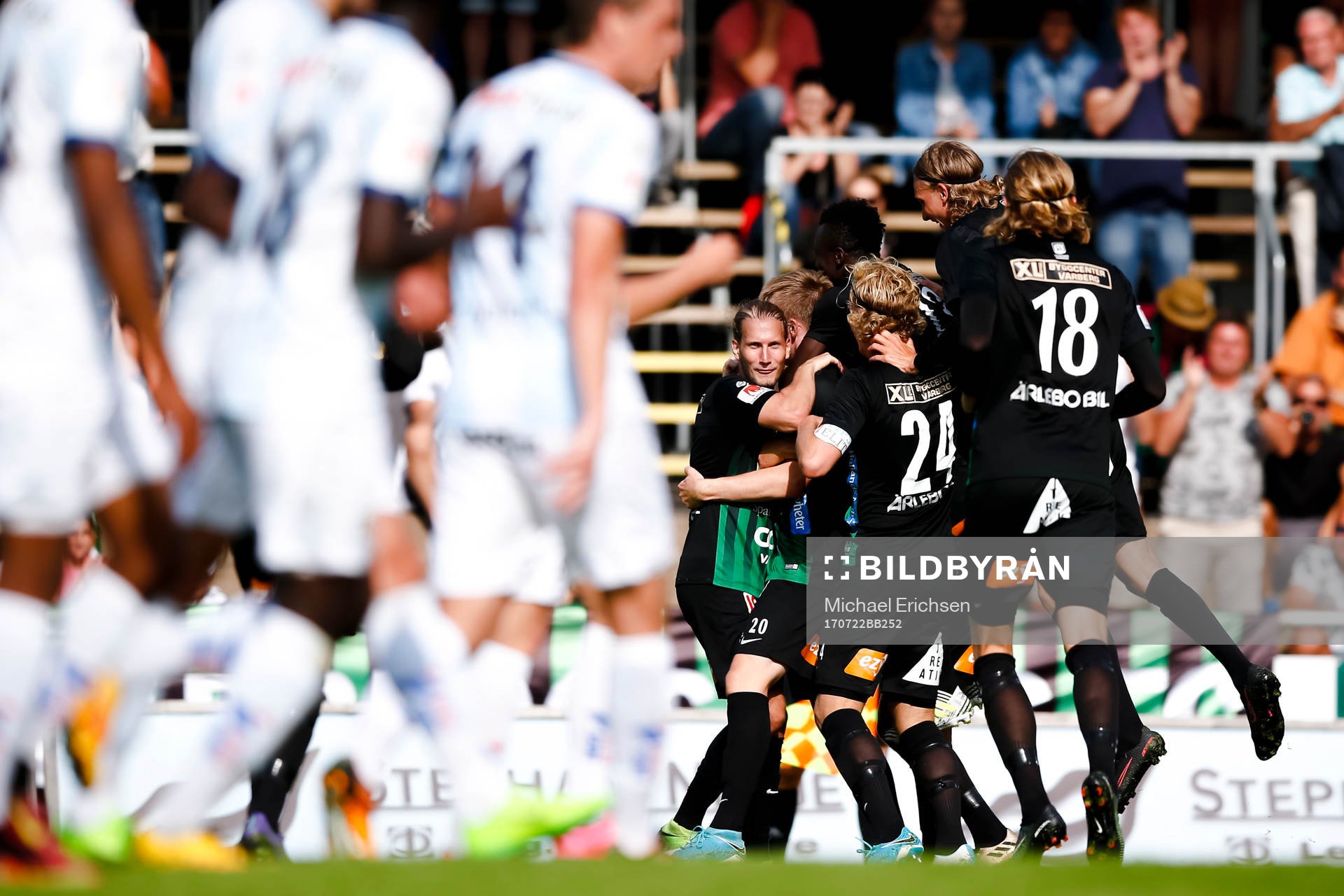 Varbergs spelare jublar efter 1-0 av Anton Liljenbäck under fotbollsmatchen i Superettan mellan Varberg och Gefle den 22 juli 2017 i Varberg.