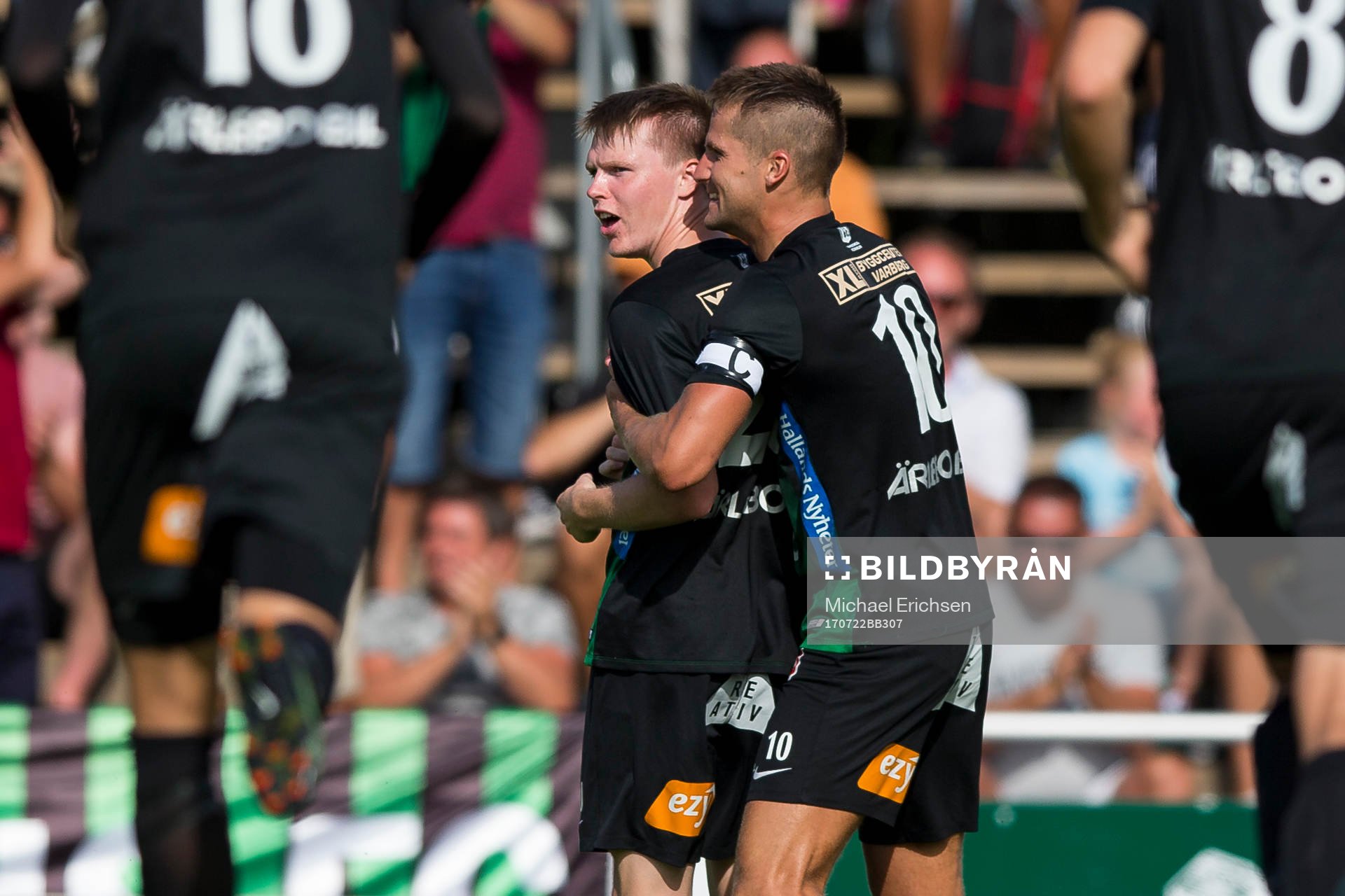 Varbergs Anton Liljenbäck jublar och omfamnas av Gabriel Altemark-Vanneryr efter sitt 1-0 mål under fotbollsmatchen i Superettan mellan Varberg och Gefle den 22 juli 2017 i Varberg.