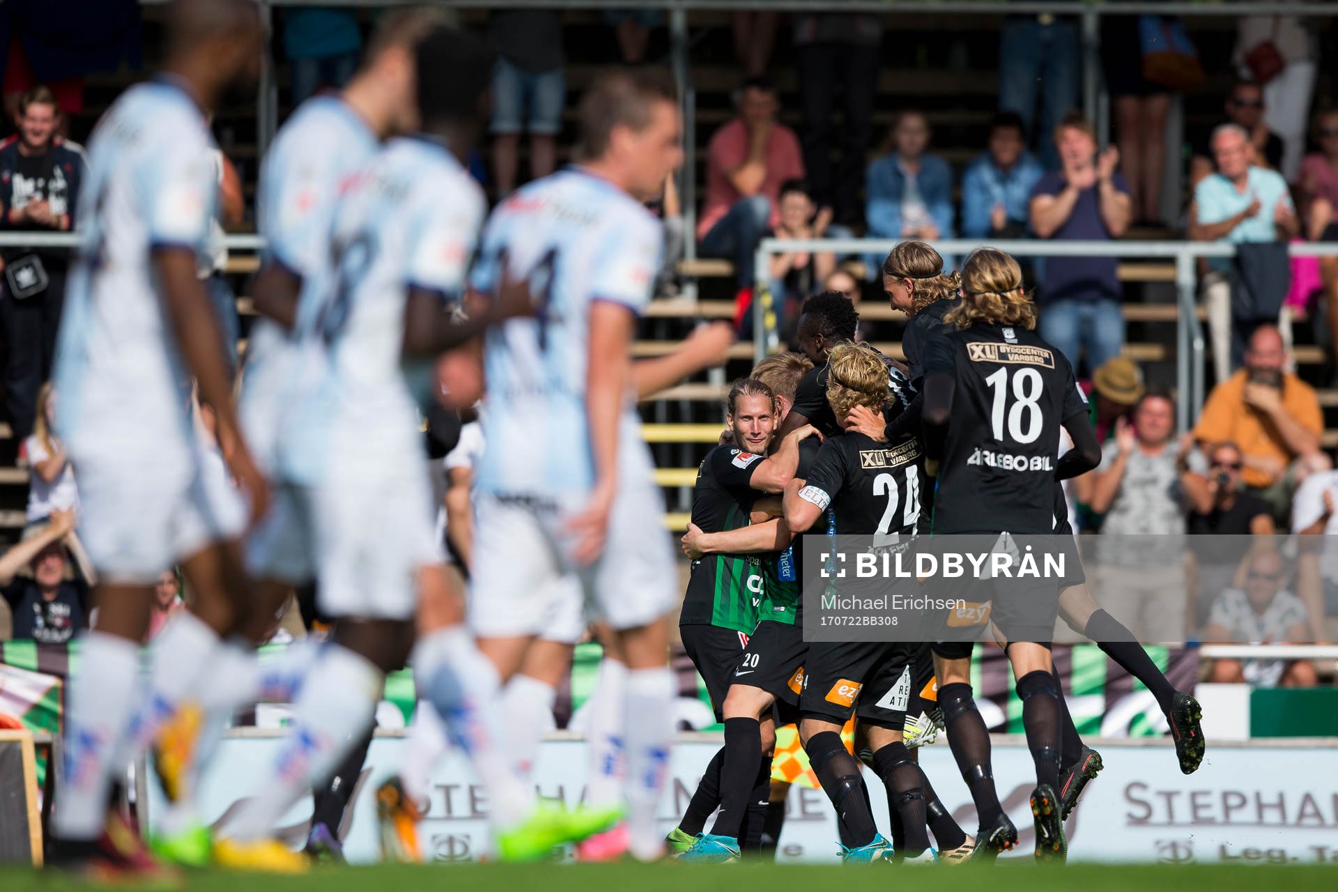 Varbergs Anton Liljenbäck jublar och omfamnas av Gabriel Altemark-Vanneryr efter sitt 1-0 mål under fotbollsmatchen i Superettan mellan Varberg och Gefle den 22 juli 2017 i Varberg.