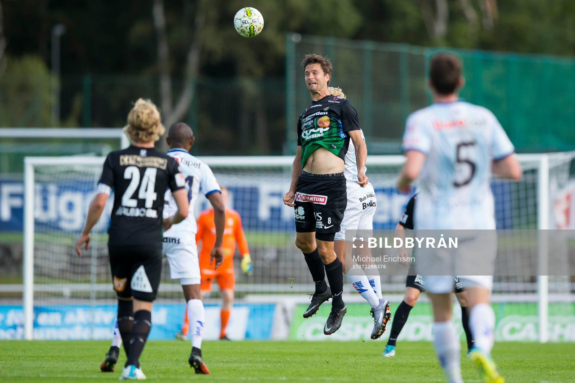 Varbergs Peter Nyström vinner en nickduell under fotbollsmatchen i Superettan mellan Varberg och Gefle den 22 juli 2017 i Varberg.