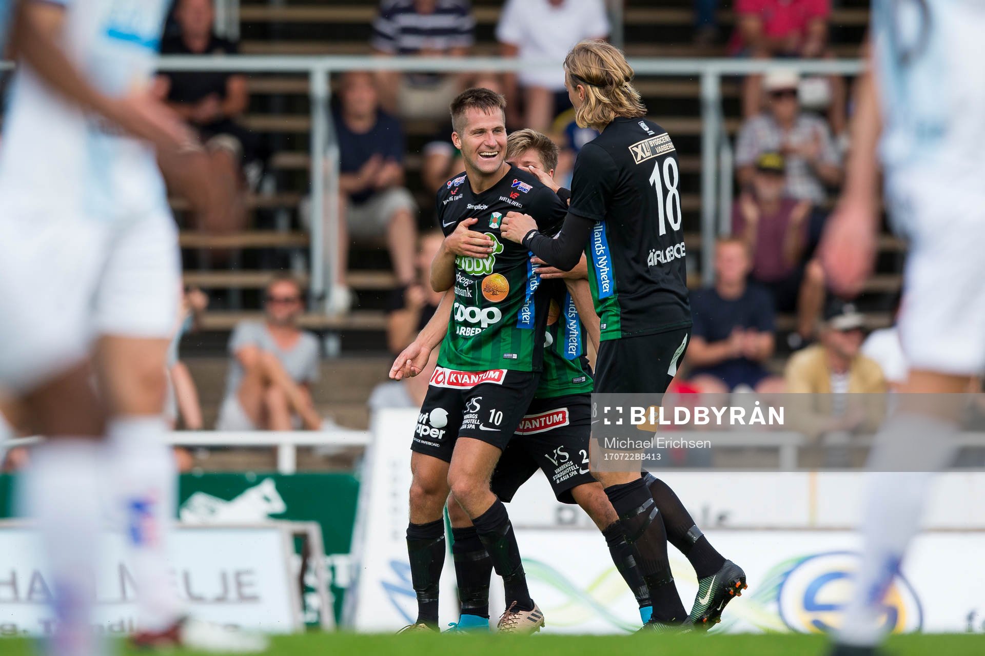 Varbergs Gabriel Altemark-Vanneryr jublar och omfamnas av lagkamrater efter 2-0 under fotbollsmatchen i Superettan mellan Varberg och Gefle den 22 juli 2017 i Varberg.