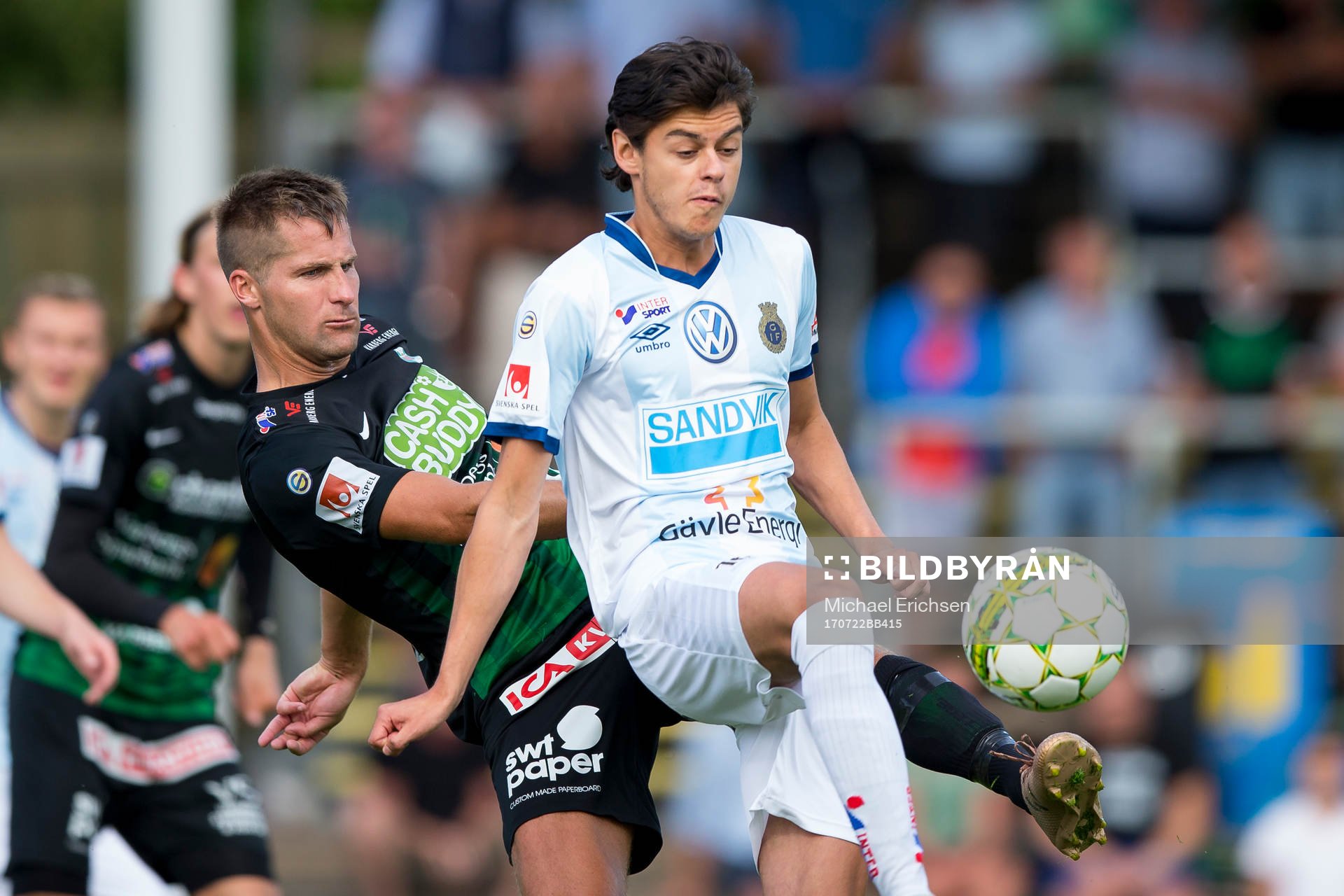 Varbergs Gabriel Altemark-Vanneryr i kamp med Gefles Kevin Persson under fotbollsmatchen i Superettan mellan Varberg och Gefle den 22 juli 2017 i Varberg.