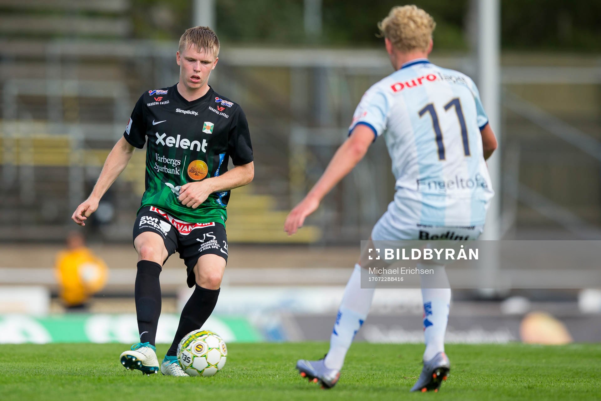 Varbergs Anton Liljenbäck mot Gefles Adam Bergmark Wiberg under fotbollsmatchen i Superettan mellan Varberg och Gefle den 22 juli 2017 i Varberg.