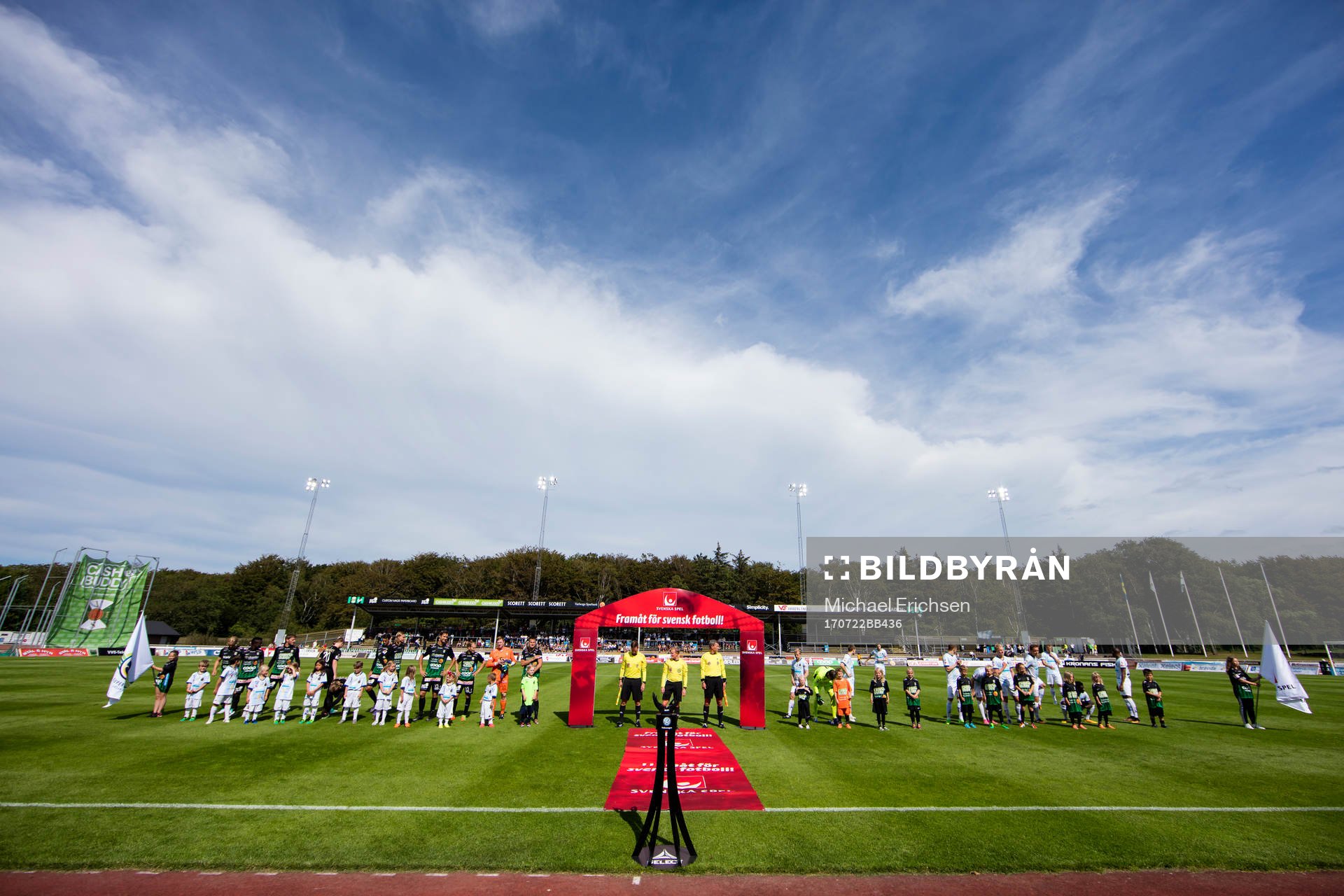 Line up innan fotbollsmatchen i Superettan mellan Varberg