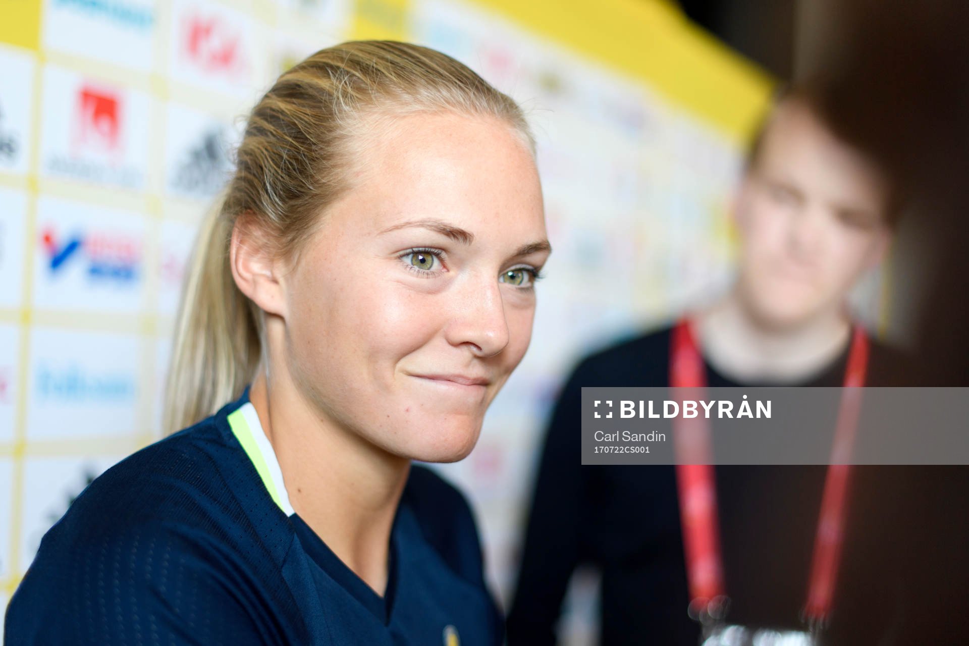 Magdalena Eriksson blir intervjuad på en pressträff med