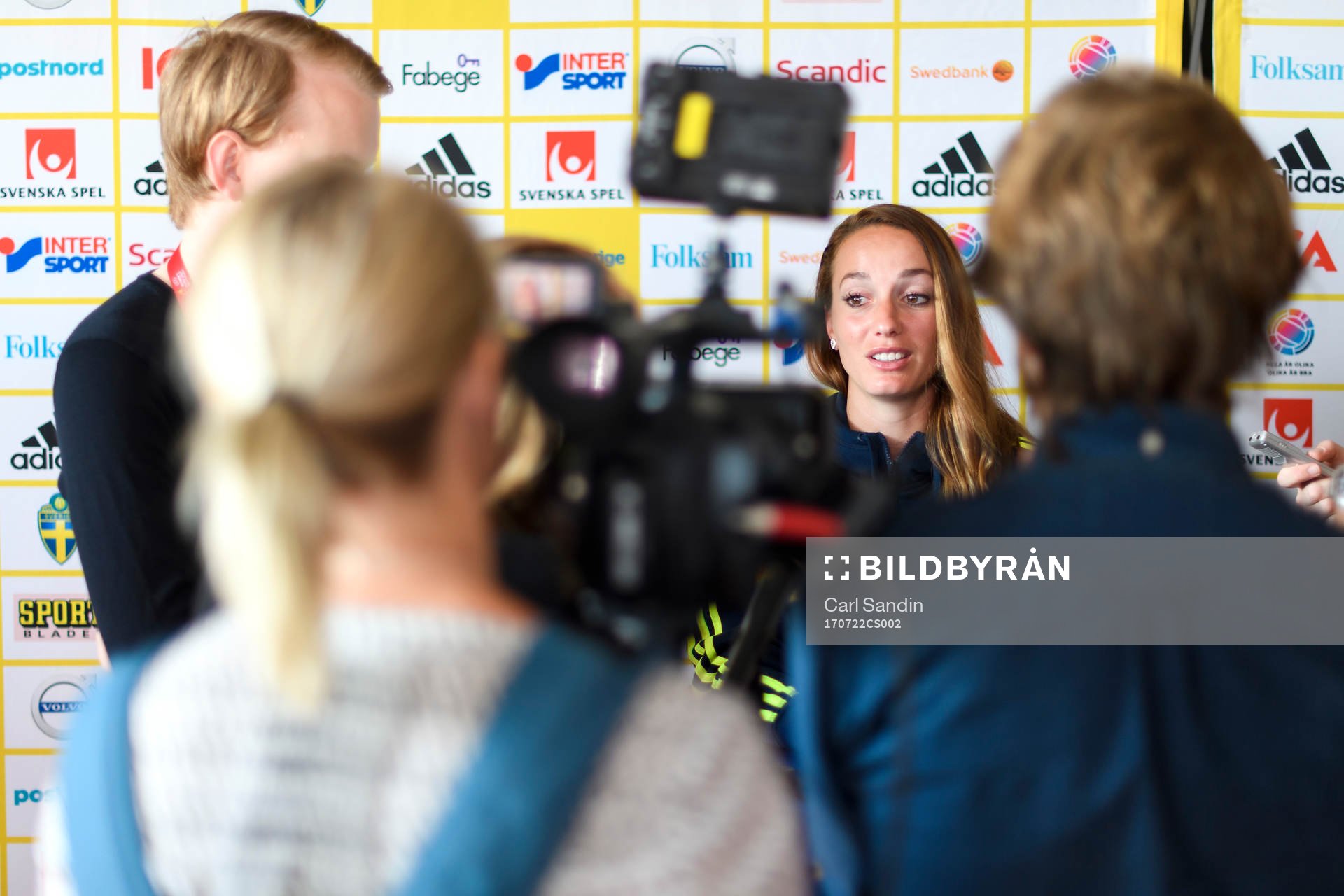 Kosovare Asllani blir intervjuad på en pressträff med det