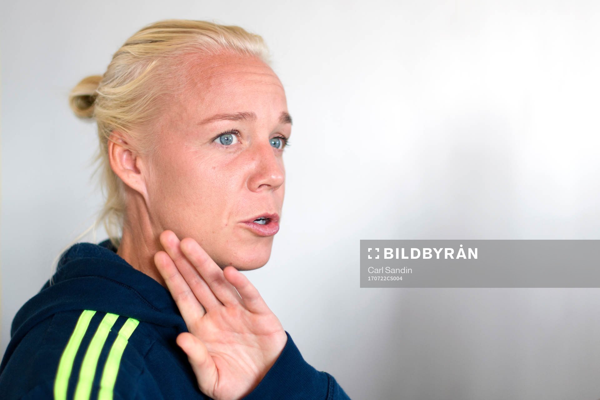 Caroline Seger blir intervjuad på en pressträff med det svenska landslaget under dag 7 av fotbolls-EM den 22 juli 2017 i Arnhem.