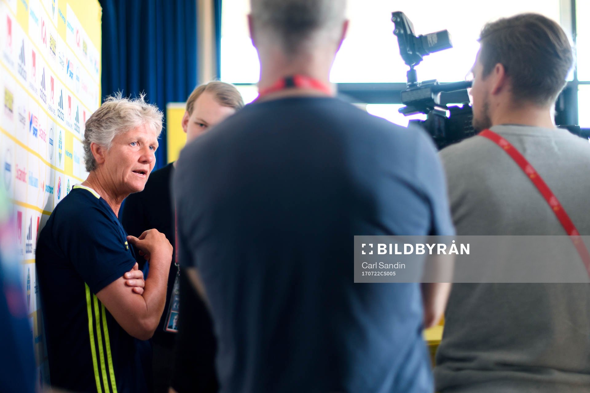 Förbundskapten Pia Sundhage blir intervjuad på en