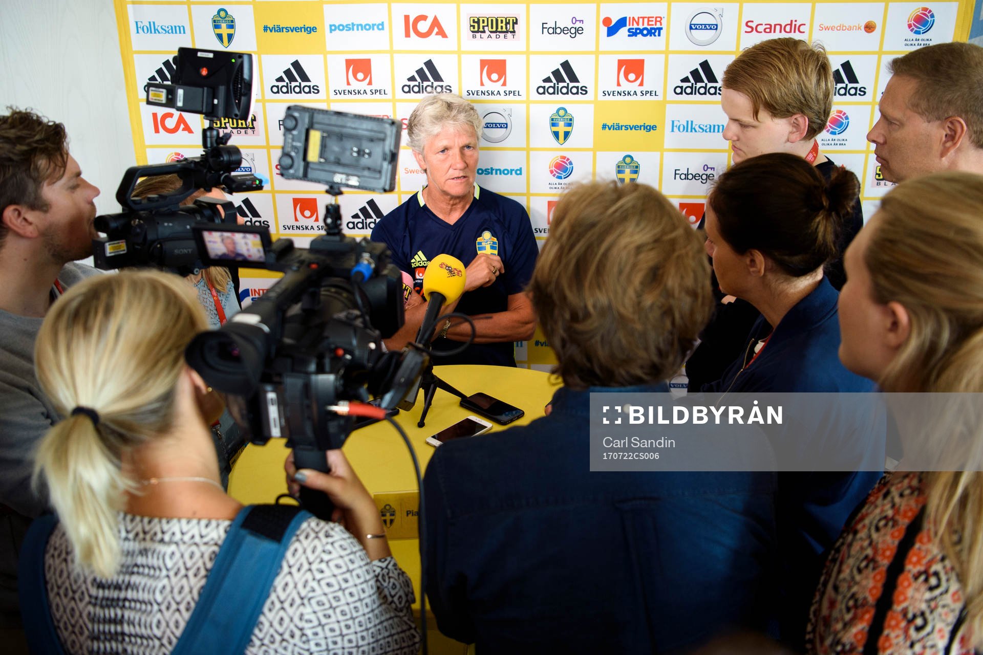 Förbundskapten Pia Sundhage blir intervjuad på en