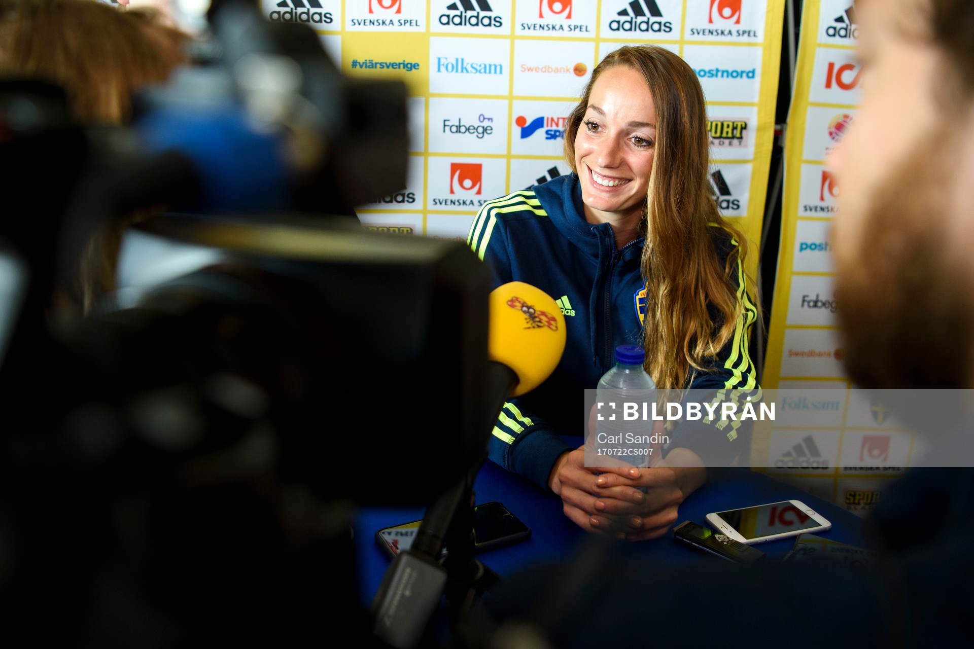 Kosovare Asllani blir intervjuad på en pressträff med det