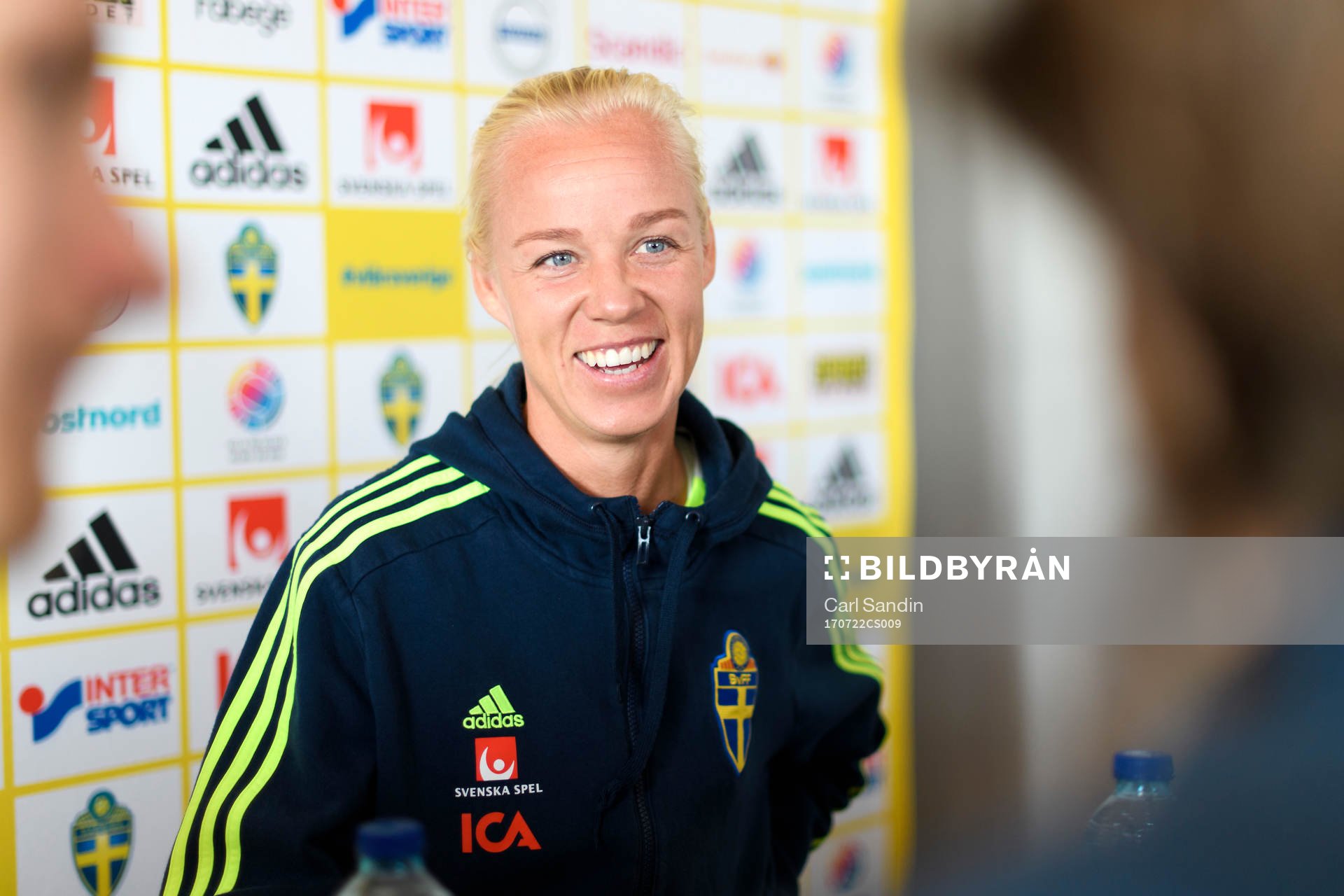Caroline Seger blir intervjuad på en pressträff med det