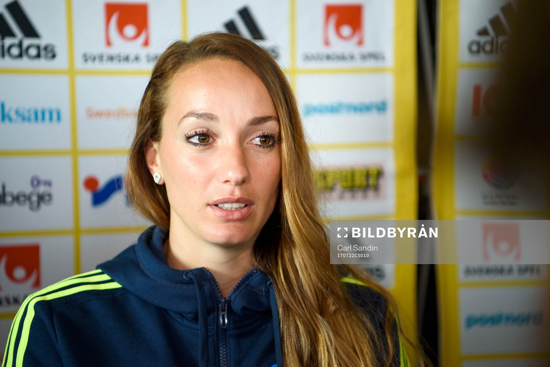 Kosovare Asllani blir intervjuad på en pressträff med det