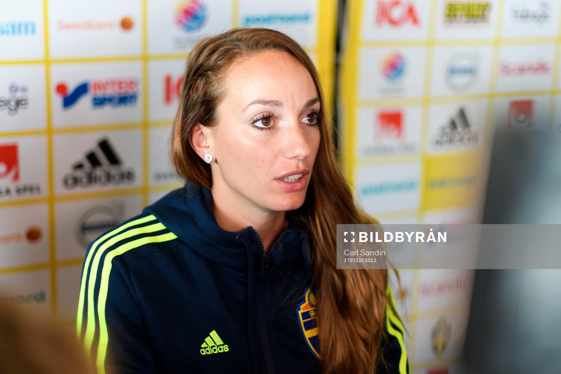 Kosovare Asllani blir intervjuad på en pressträff med det