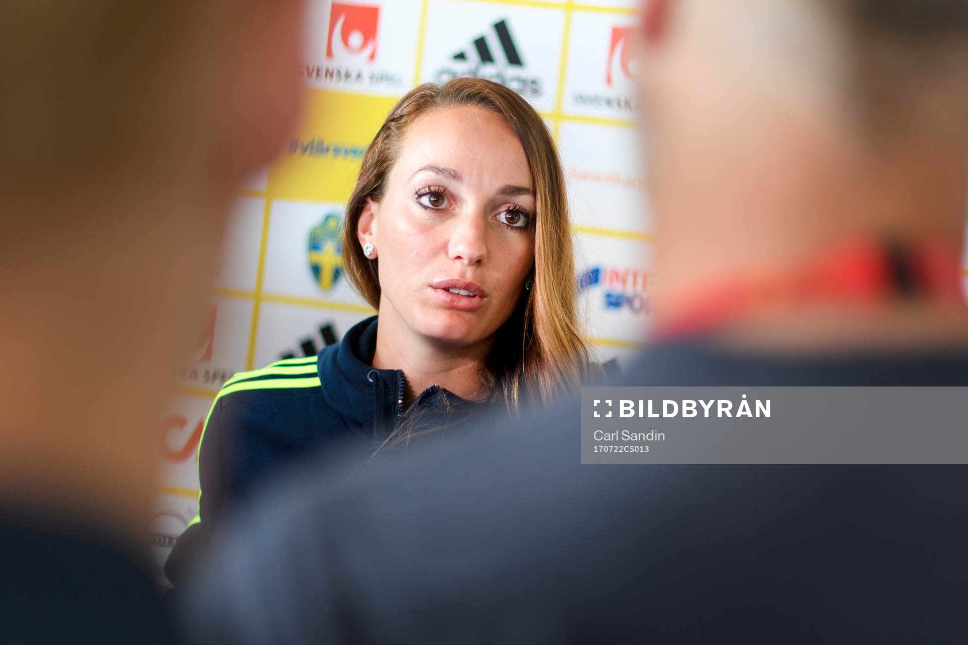 Kosovare Asllani blir intervjuad på en pressträff med det