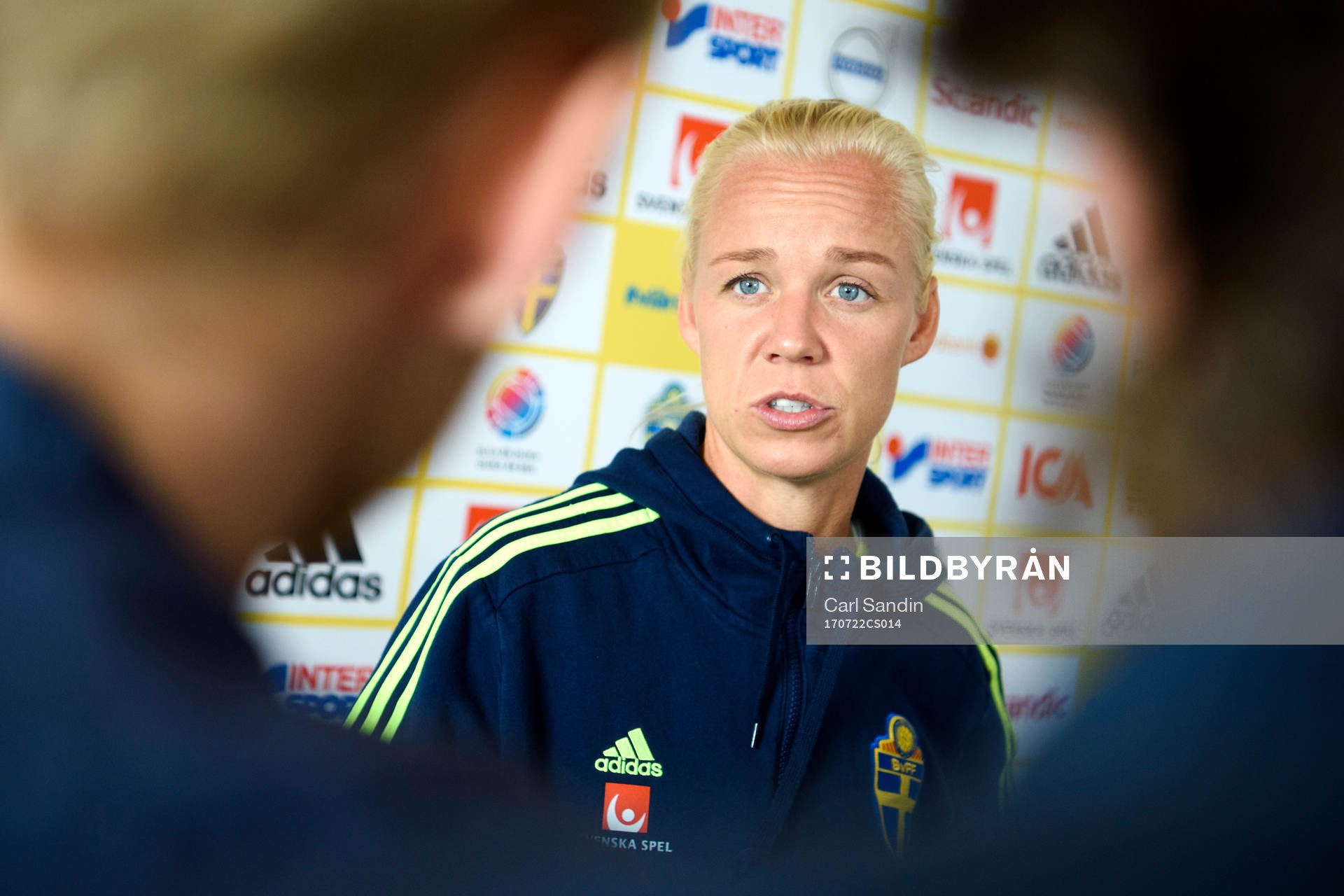 Caroline Seger blir intervjuad på en pressträff med det
