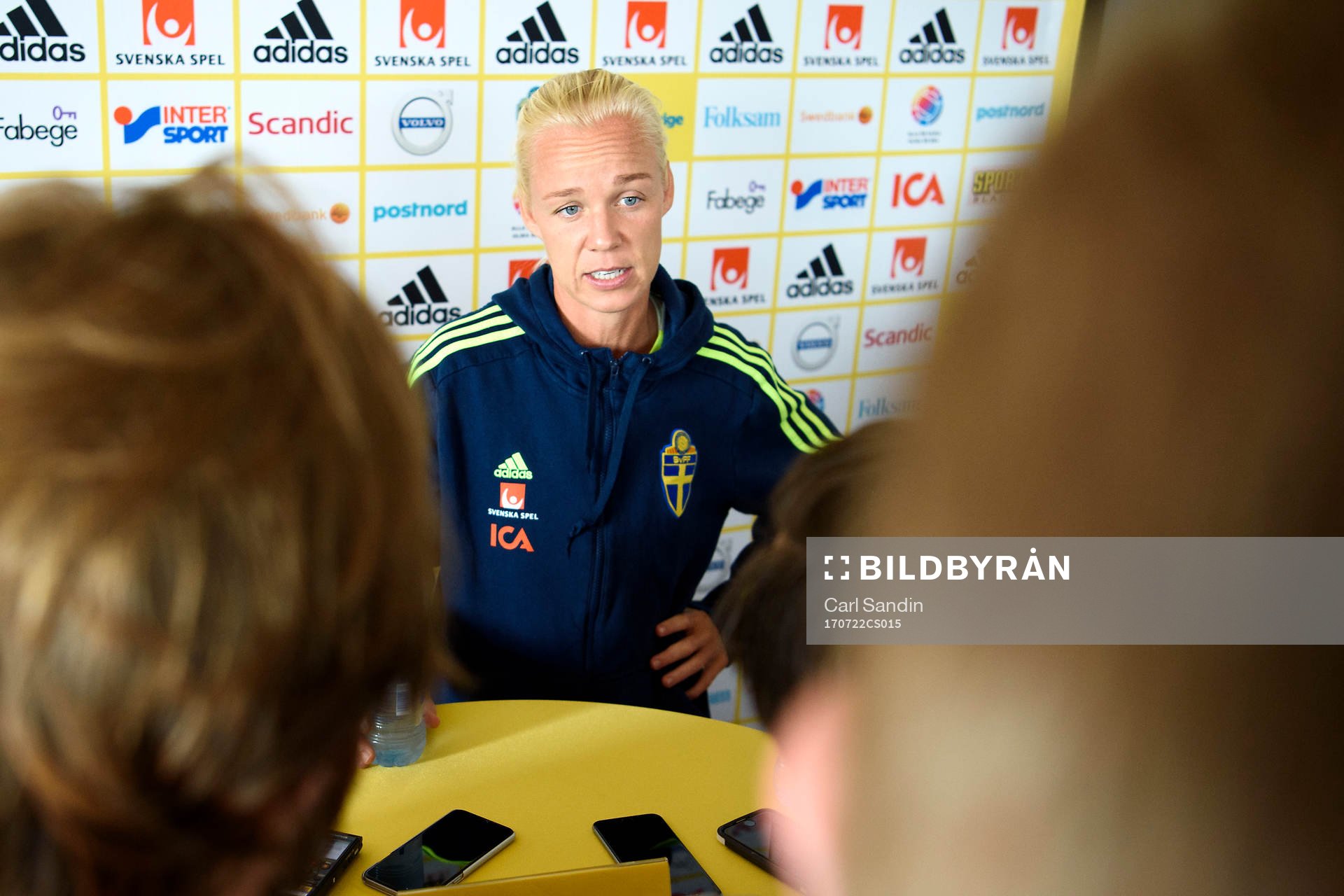 Caroline Seger blir intervjuad på en pressträff med det svenska landslaget under dag 7 av fotbolls-EM den 22 juli 2017 i Arnhem.