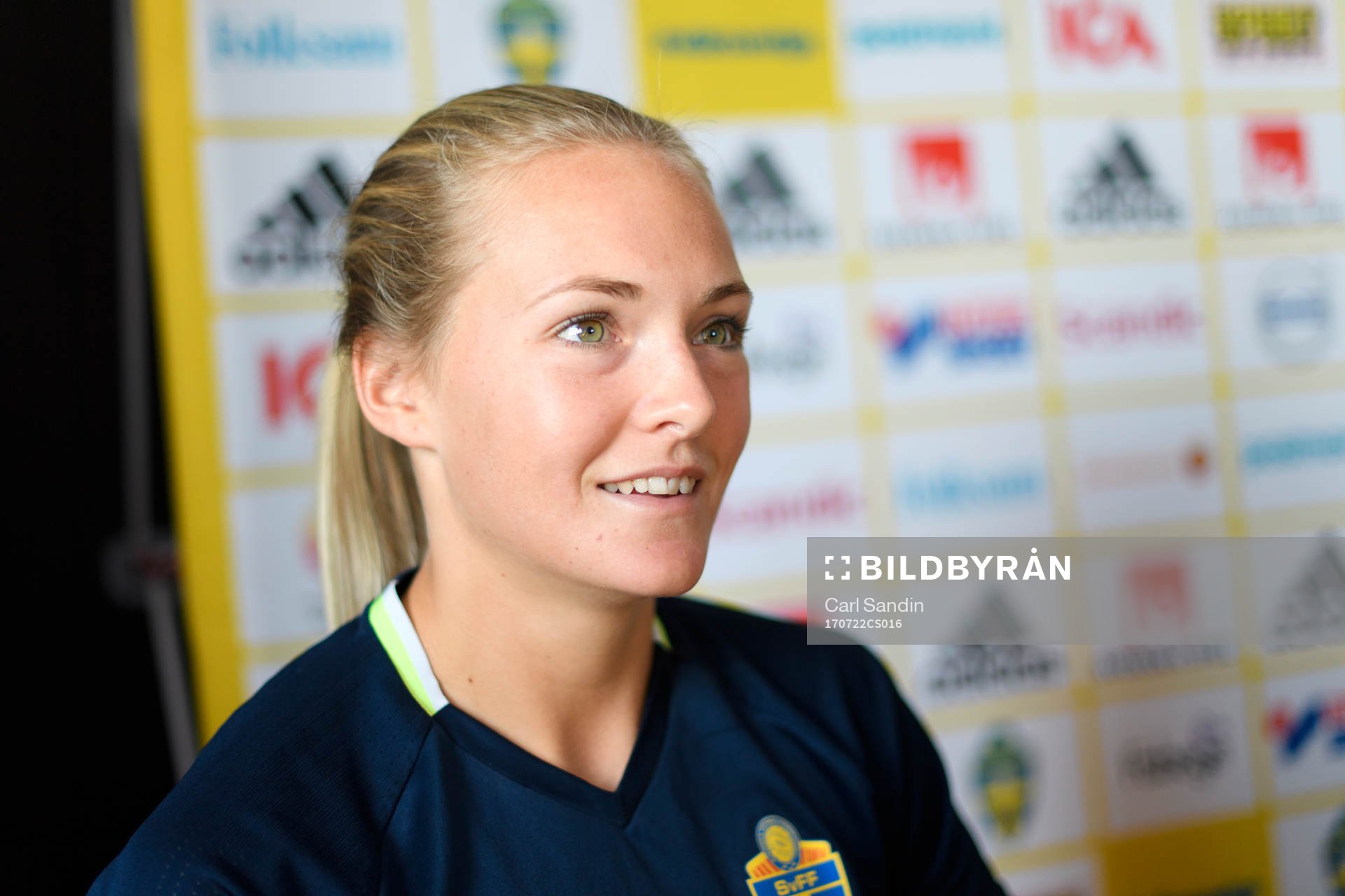 Magdalena Eriksson blir intervjuad på en pressträff med