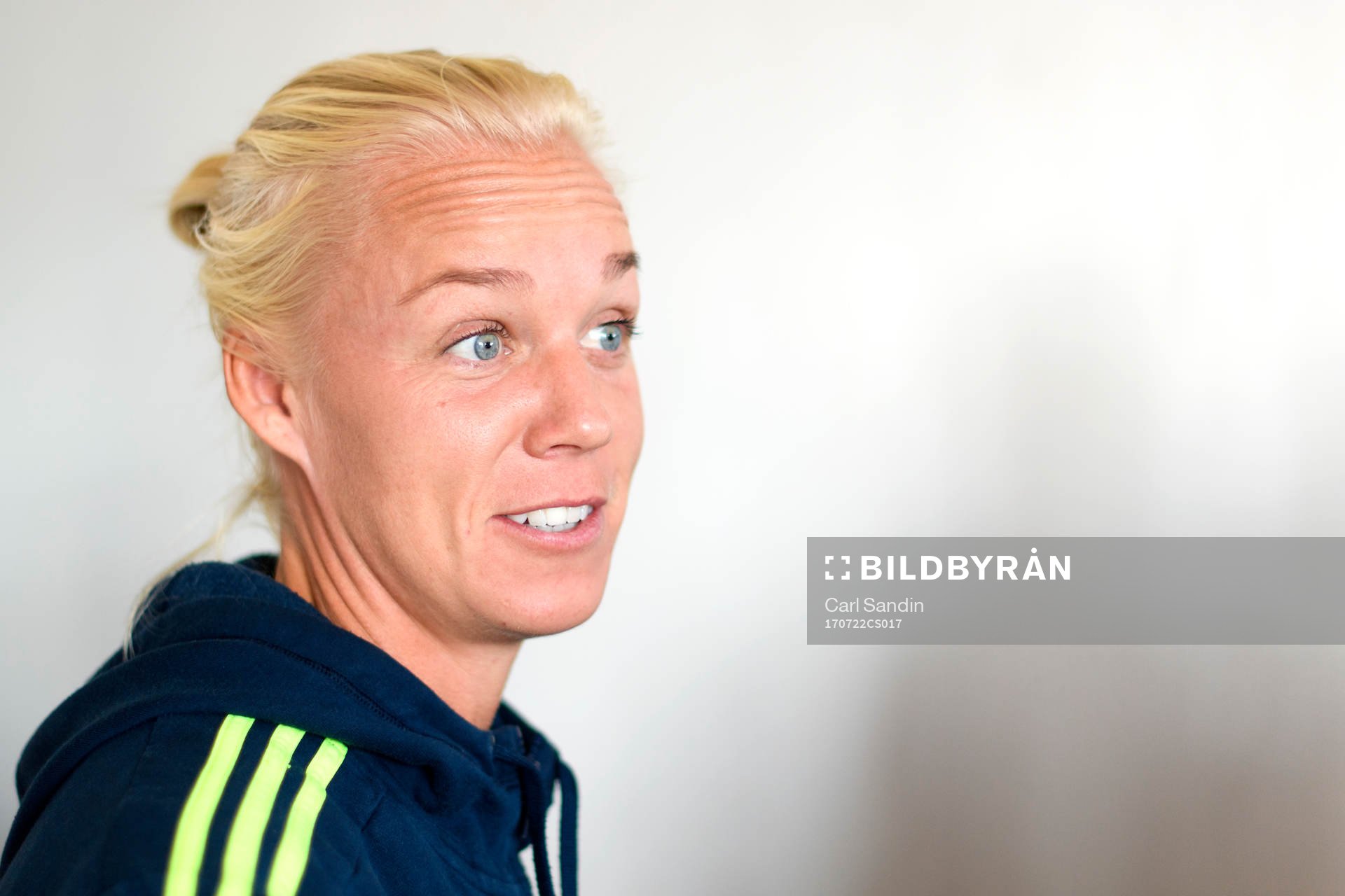 Caroline Seger blir intervjuad på en pressträff med det