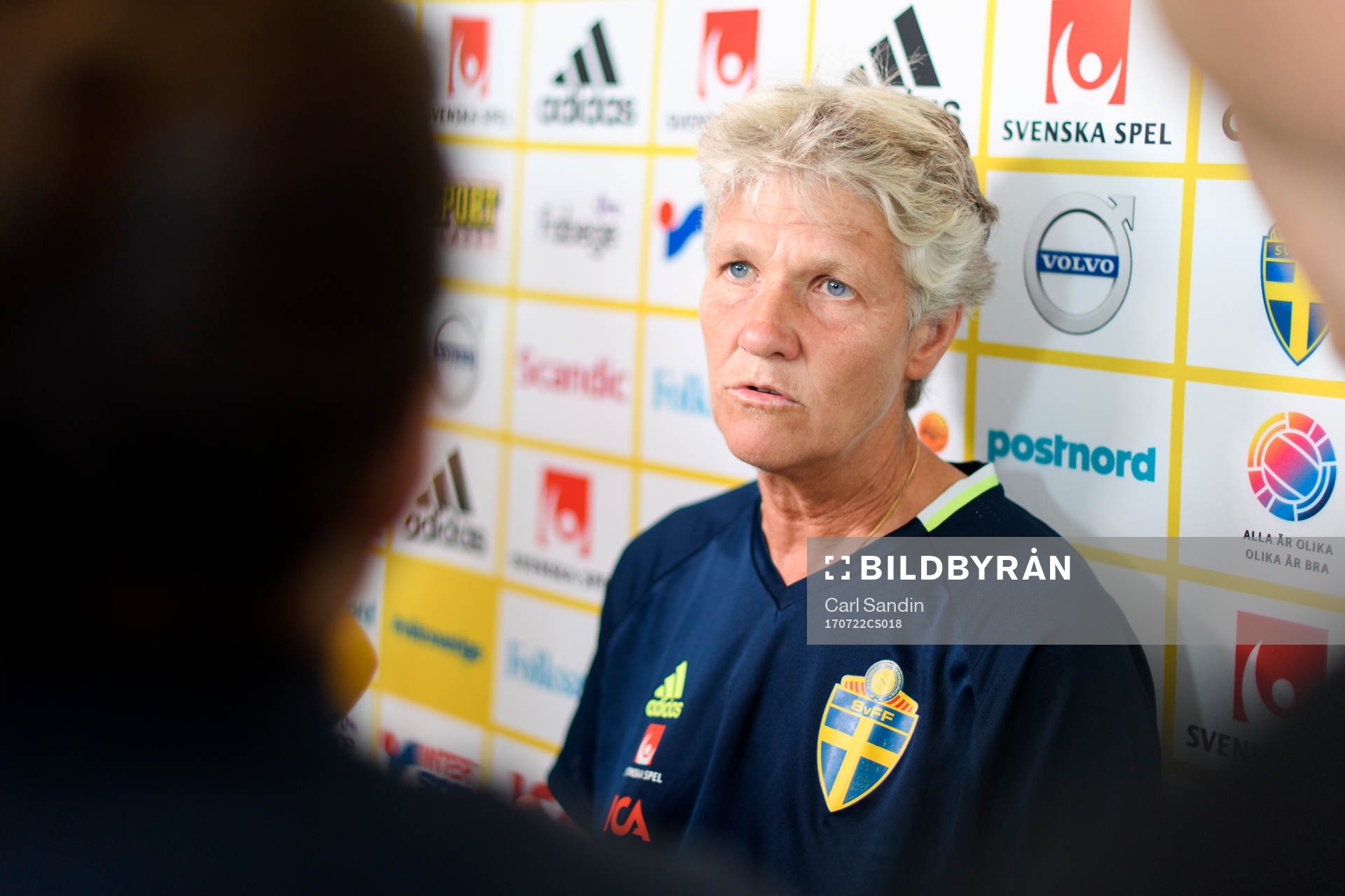 Förbundskapten Pia Sundhage blir intervjuad på en