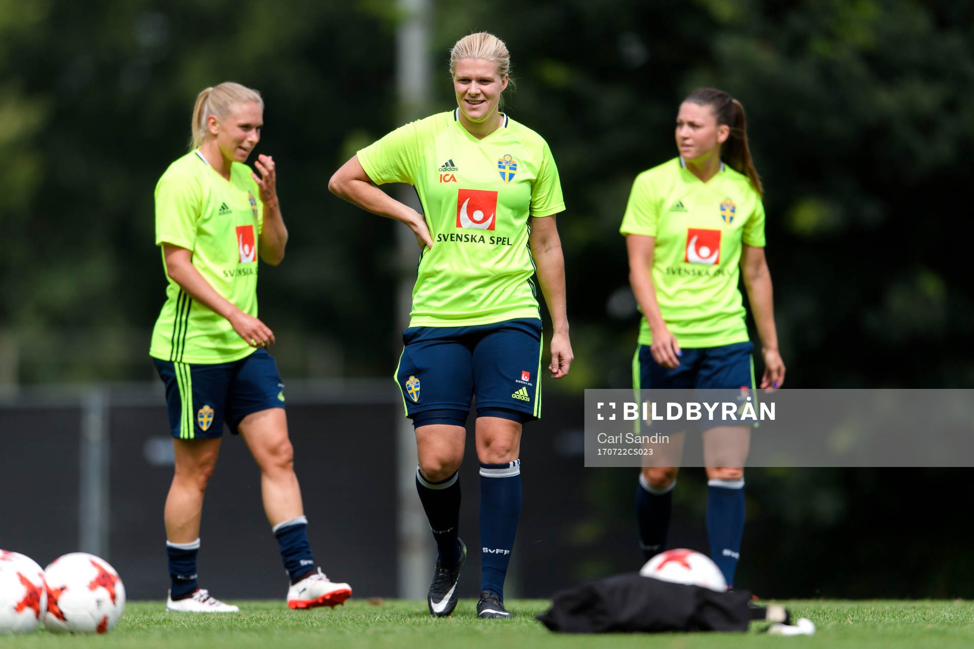 Jonna Andersson, målvakt Emelie Lundberg och Pauline
