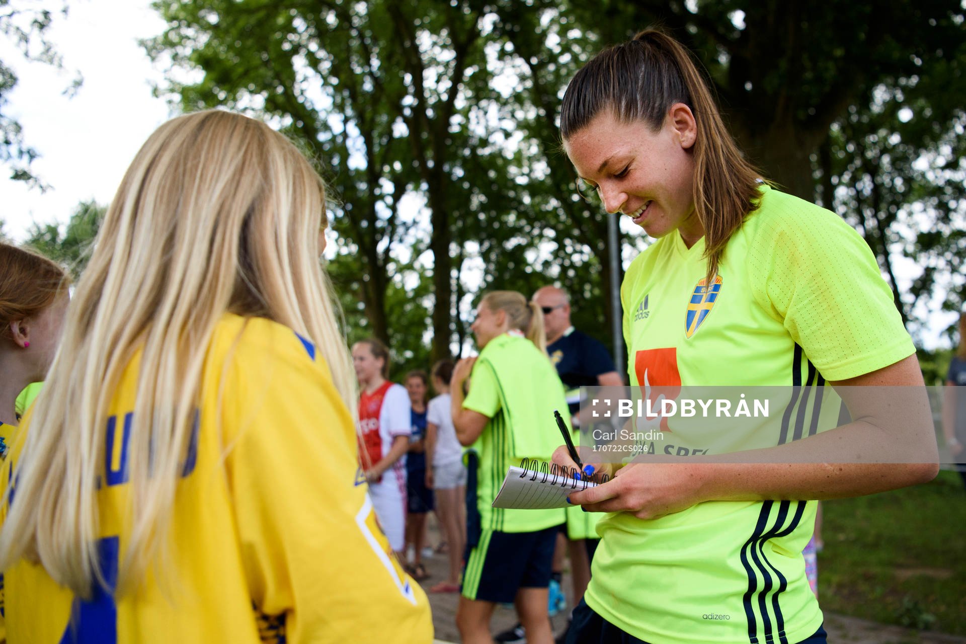 Pauline Hammarlund skriver autografer efter en träning med det svenska landslaget under dag 7 av fotbolls-EM den 22 juli 2017 i Arnhem.