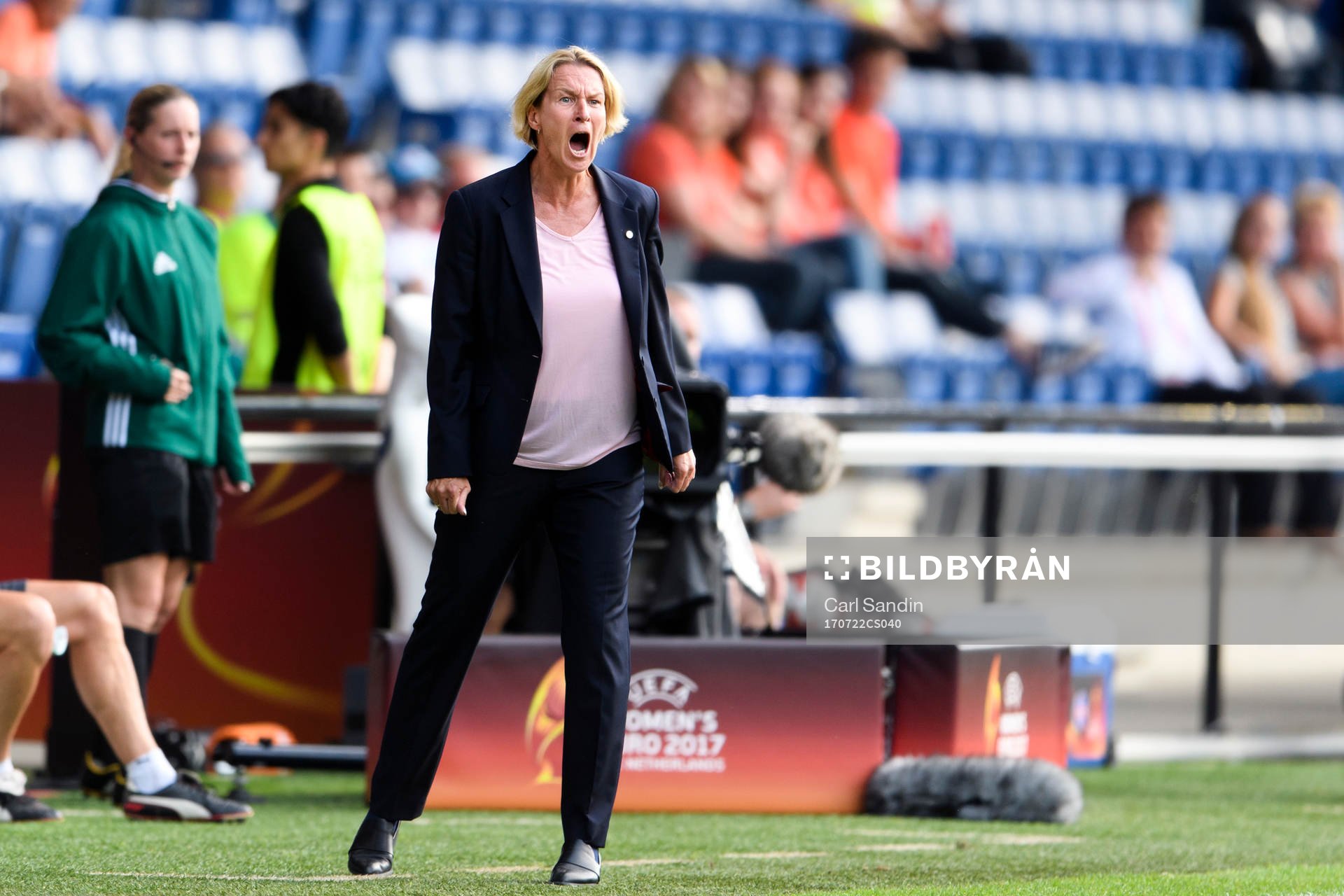 Schweiz förbundskapten Martina Voss-Tecklenburg i matchen mellan Island och Schweiz under dag 7 av fotbolls-EM den 22 juli 2017 i Doetinchem.