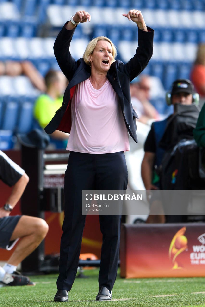 Schweiz förbundskapten Martina Voss-Tecklenburg i matchen mellan Island och Schweiz under dag 7 av fotbolls-EM den 22 juli 2017 i Doetinchem.