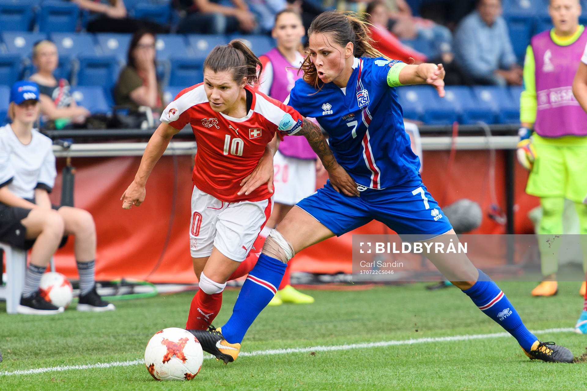 Schweiz Ramona Bachmann i närkamp med Islands Sara Björk Gunnarsdottir i matchen mellan Island och Schweiz under dag 7 av fotbolls-EM den 22 juli 2017 i Doetinchem.