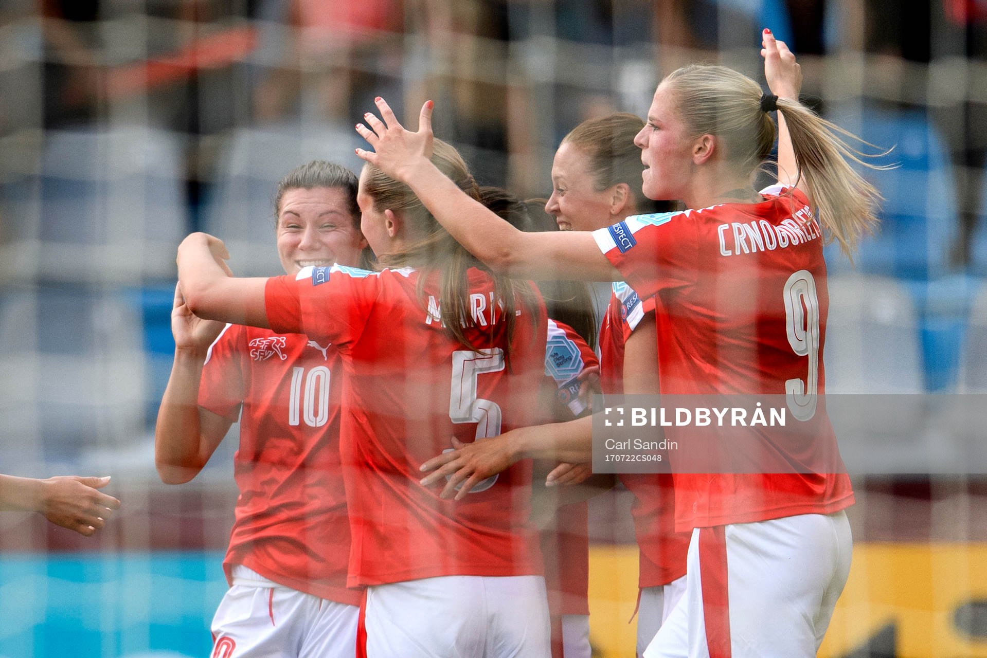 Schweiz Ramona Bachmann jublar efter att hon gjort 1-2 i matchen mellan Island och Schweiz under dag 7 av fotbolls-EM den 22 juli 2017 i Doetinchem.