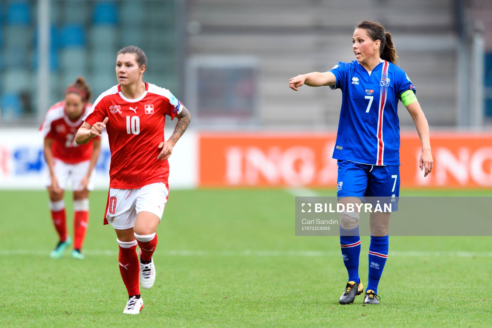 Schweiz Ramona Bachmann och Islands Sara Björk Gunnarsdottir i matchen mellan Island och Schweiz under dag 7 av fotbolls-EM den 22 juli 2017 i Doetinchem.