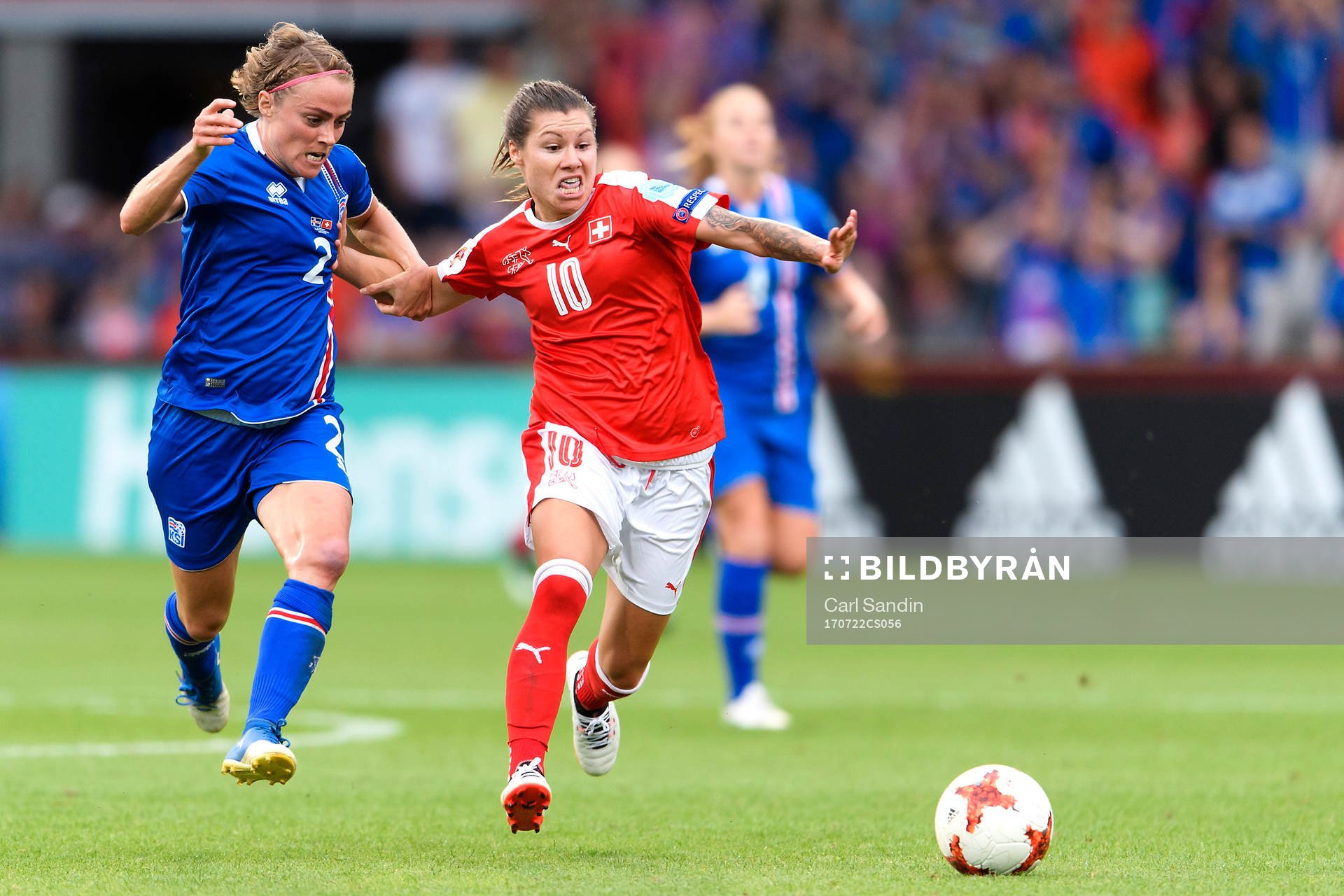 Islands Sif Atladottir och Schweiz Ramona Bachmann i matchen mellan Island och Schweiz under dag 7 av fotbolls-EM den 22 juli 2017 i Doetinchem.