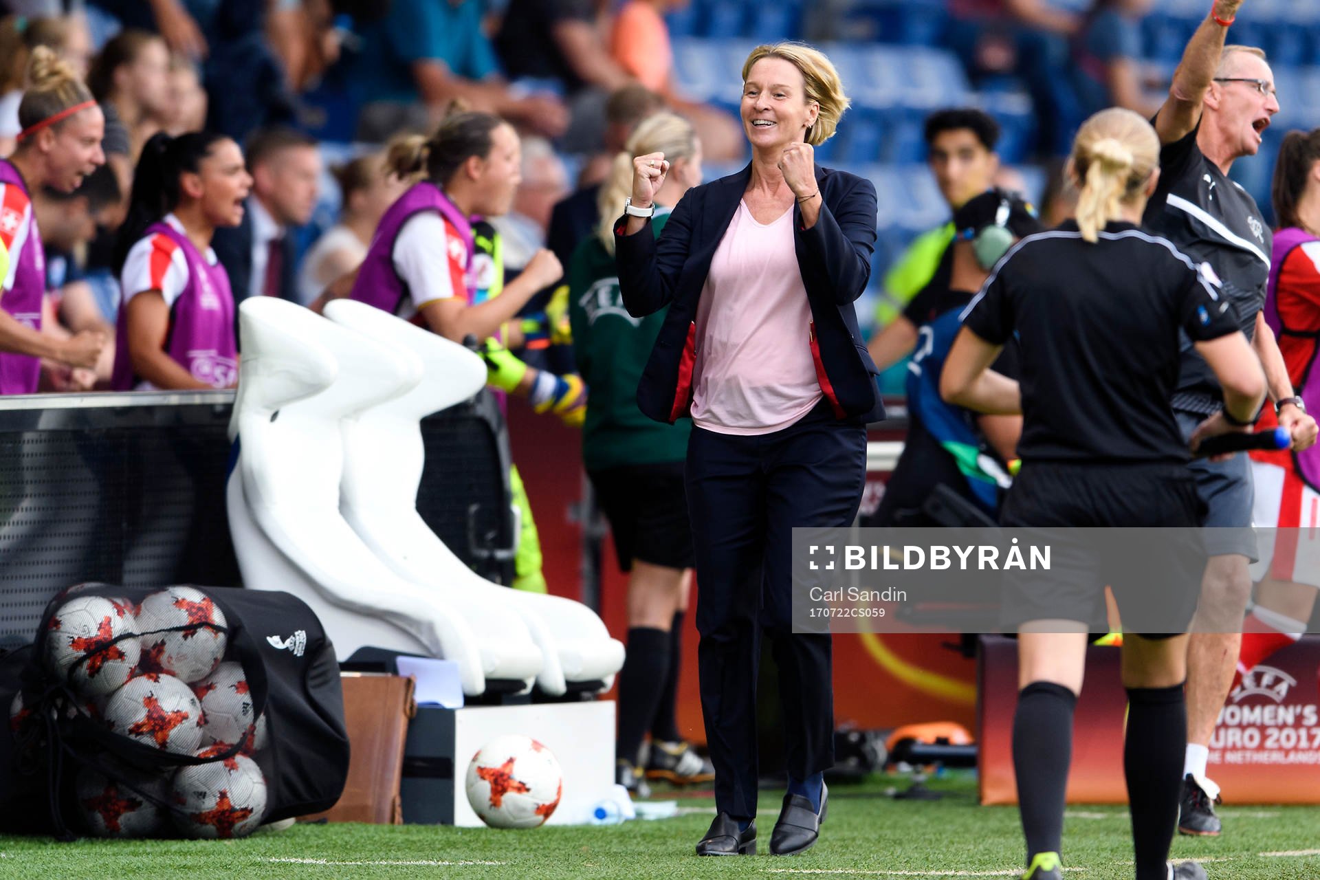 Schweiz förbundskapten Martina Voss-Tecklenburg jublar efter matchen mellan Island och Schweiz under dag 7 av fotbolls-EM den 22 juli 2017 i Doetinchem.