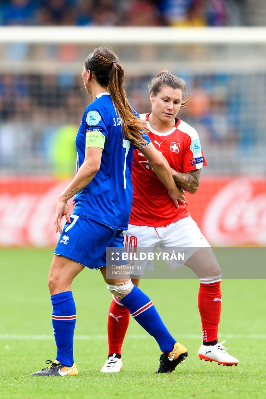 Islands Sara Björk Gunnarsdottir och Schweiz Ramona