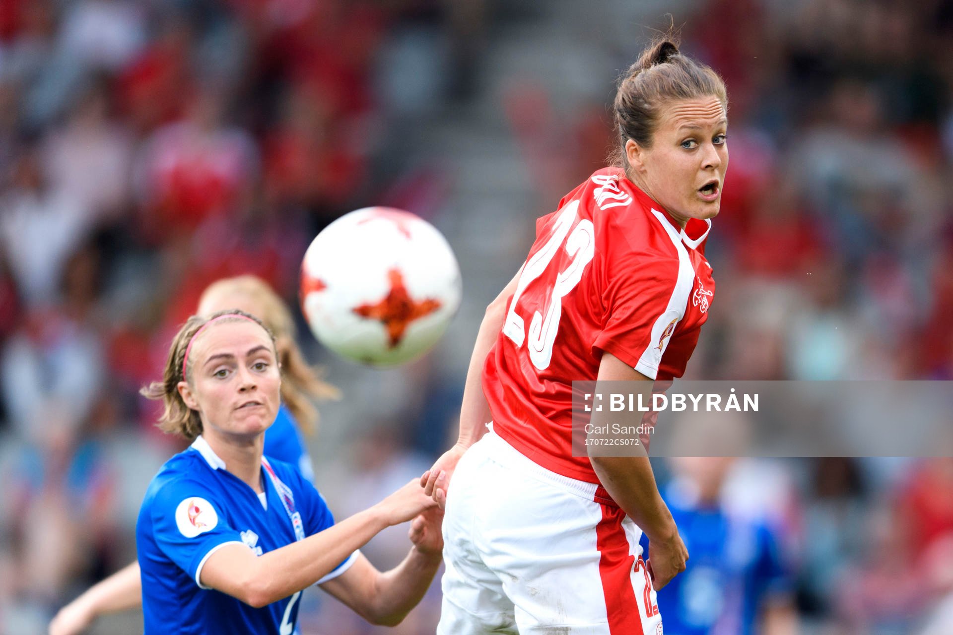 Islands Sif Atladottir och Schweiz Vanessa Bürki i matchen