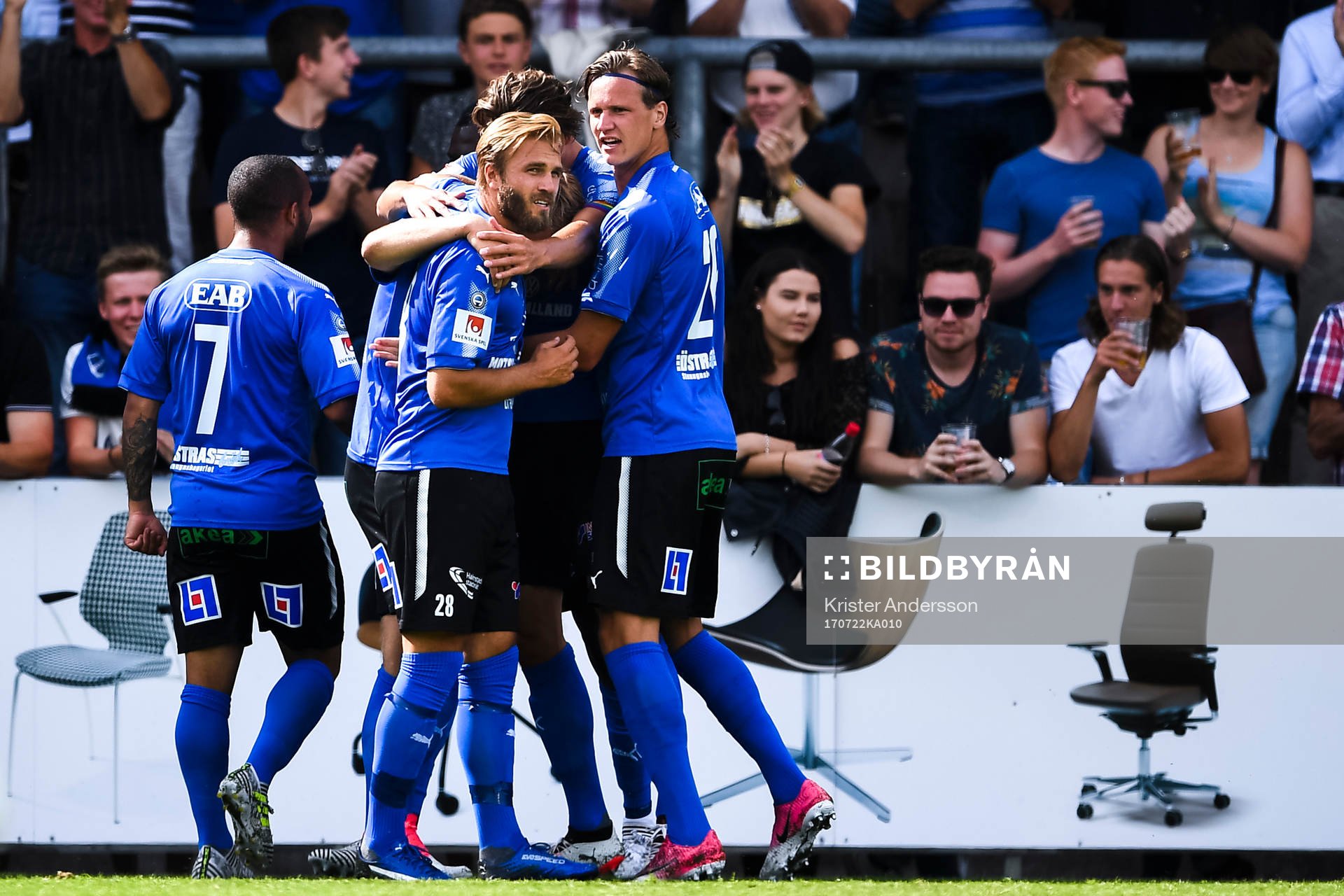 Halmstads spelare jublar efter 1-0 av Marcus Mathisen under fotbollsmatchen i Allsvenskan mellan Halmstad och GIF Sundsvall den 22 juli 2017 i Halmstad.