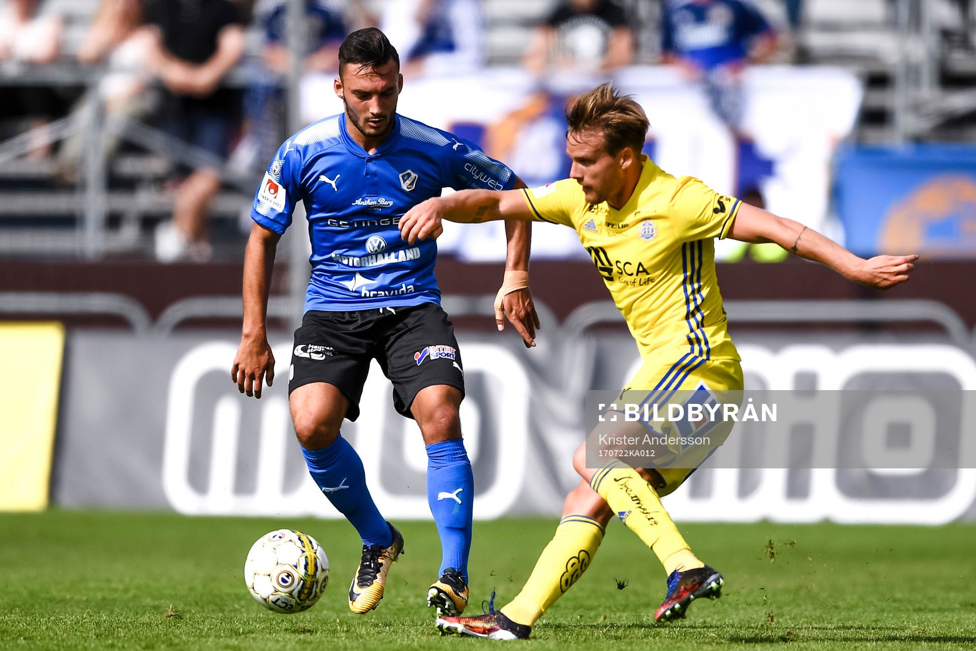 Halmstads Sead Haksabanovic och Sundsvalls Eric Larsson under fotbollsmatchen i Allsvenskan mellan Halmstad och GIF Sundsvall den 22 juli 2017 i Halmstad.