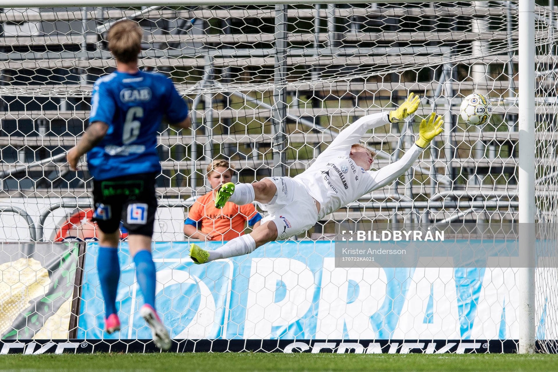 Halmstads målvakt Isak Pettersson räddar