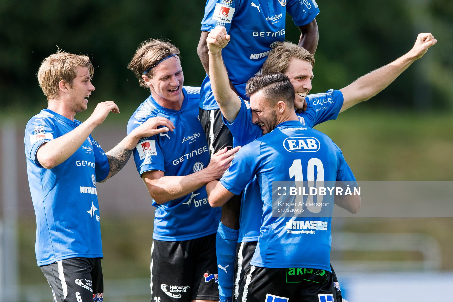 Halmstads spelare jublar eter att Johan Oremo gjort 2-0