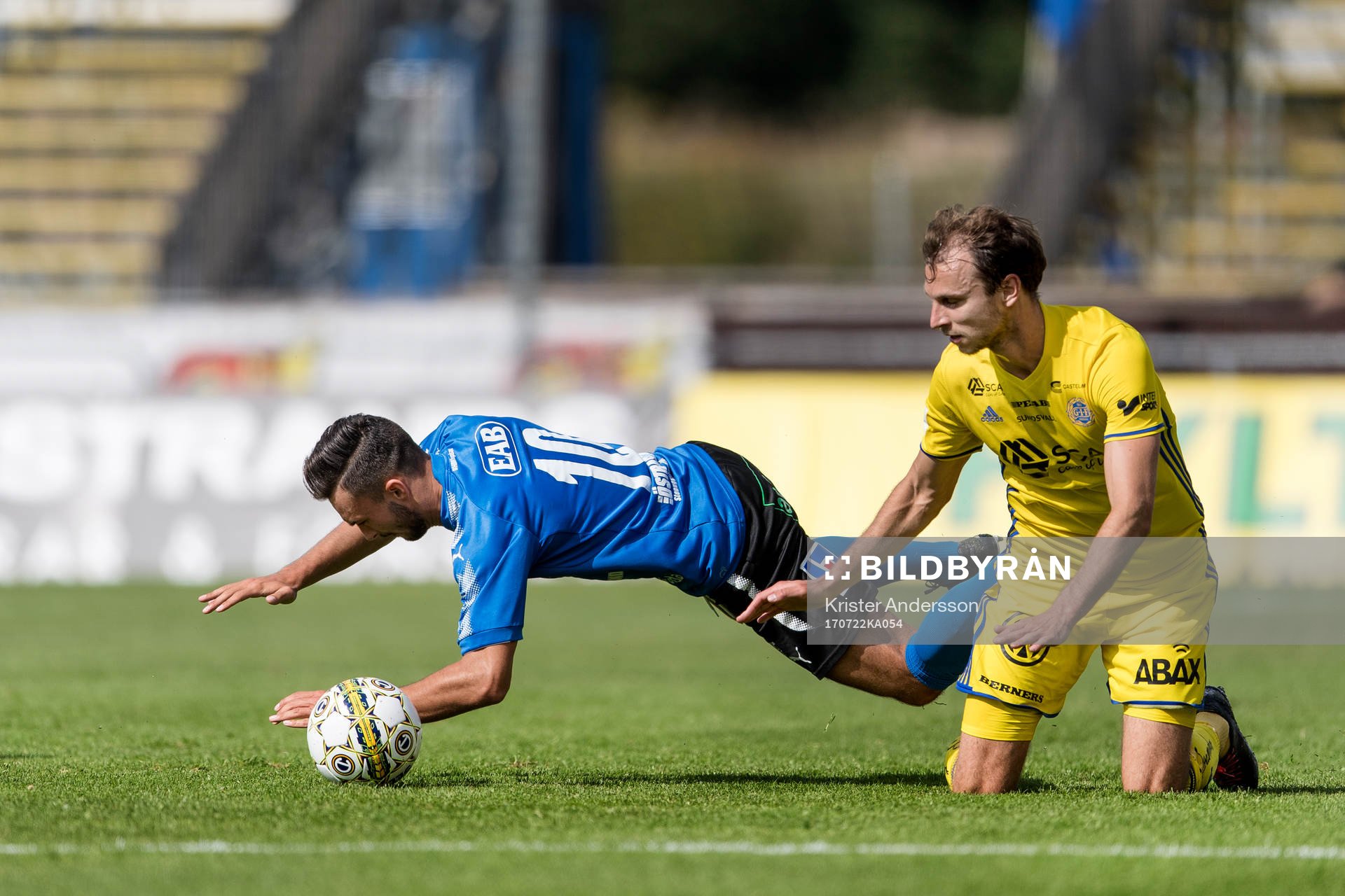 Halmstads Sead Haksabanovic och Sundsvalls Lars Krogh Gerson under fotbollsmatchen i Allsvenskan mellan Halmstad och GIF Sundsvall den 22 juli 2017 i Halmstad.