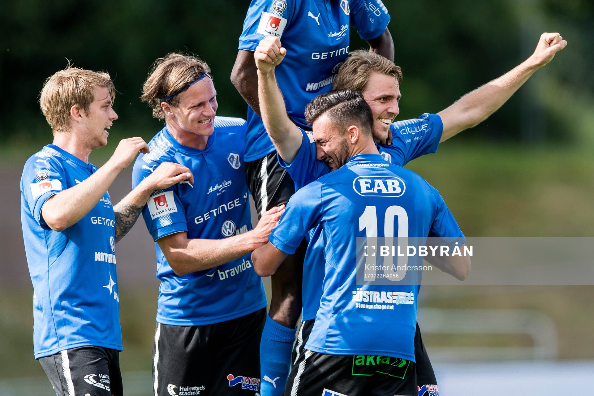 Halmstads Johan Oremo har gjort 2-0 och jublar med laget