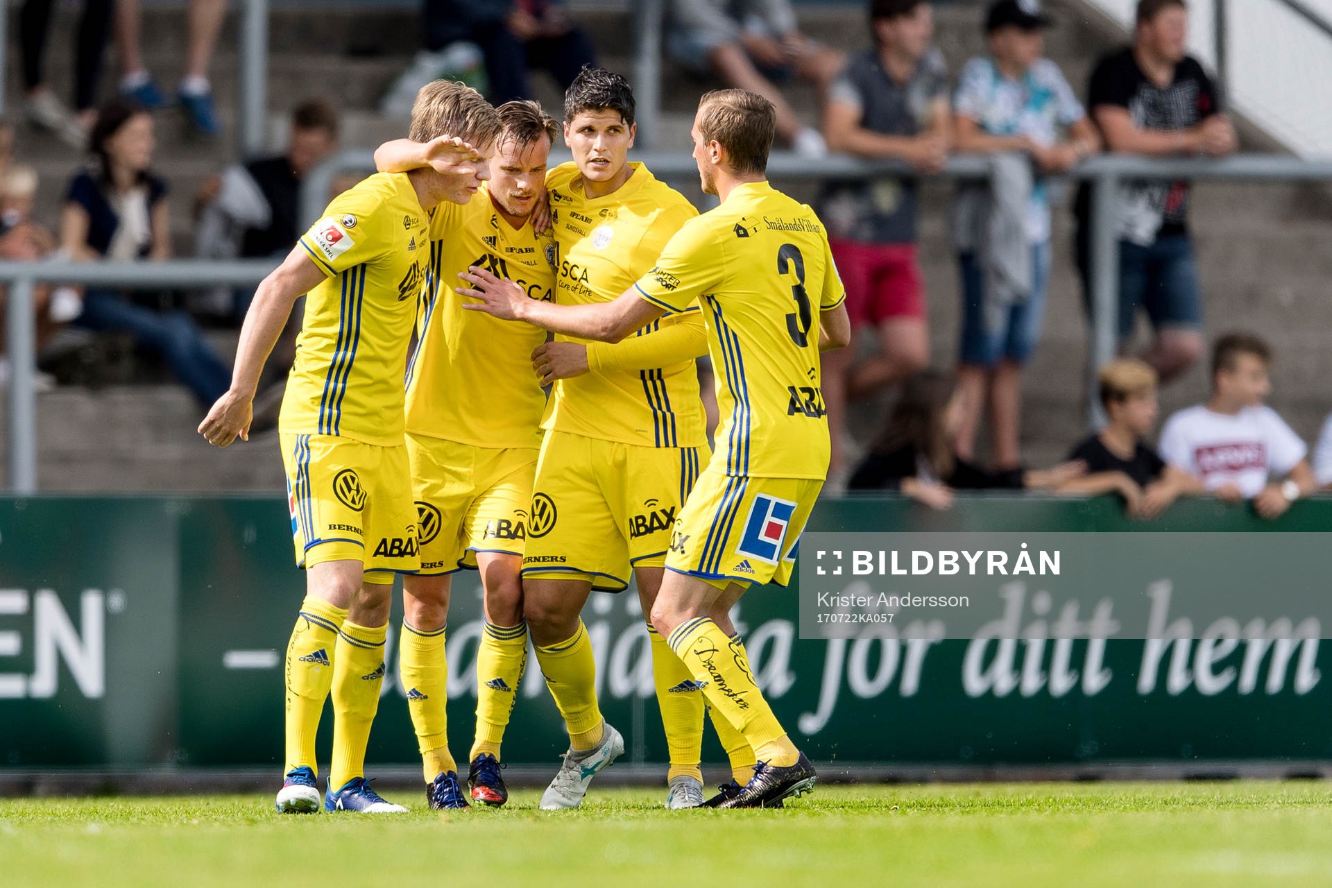 Sundsvalls Eric Larsson har gjort 2-1 och jublar med laget