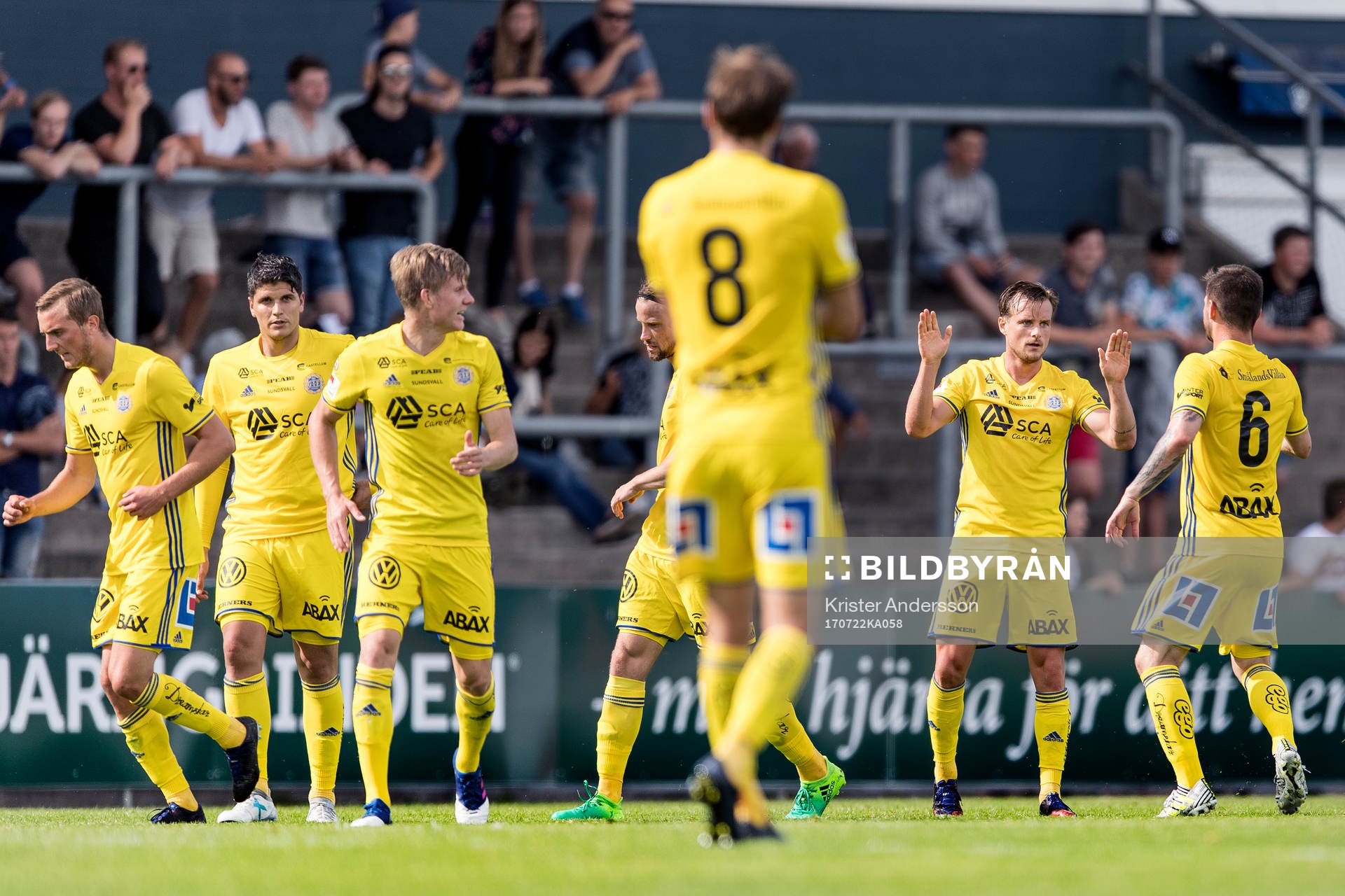 Sundsvalls Eric Larsson har gjort 2-1 och jublar med laget