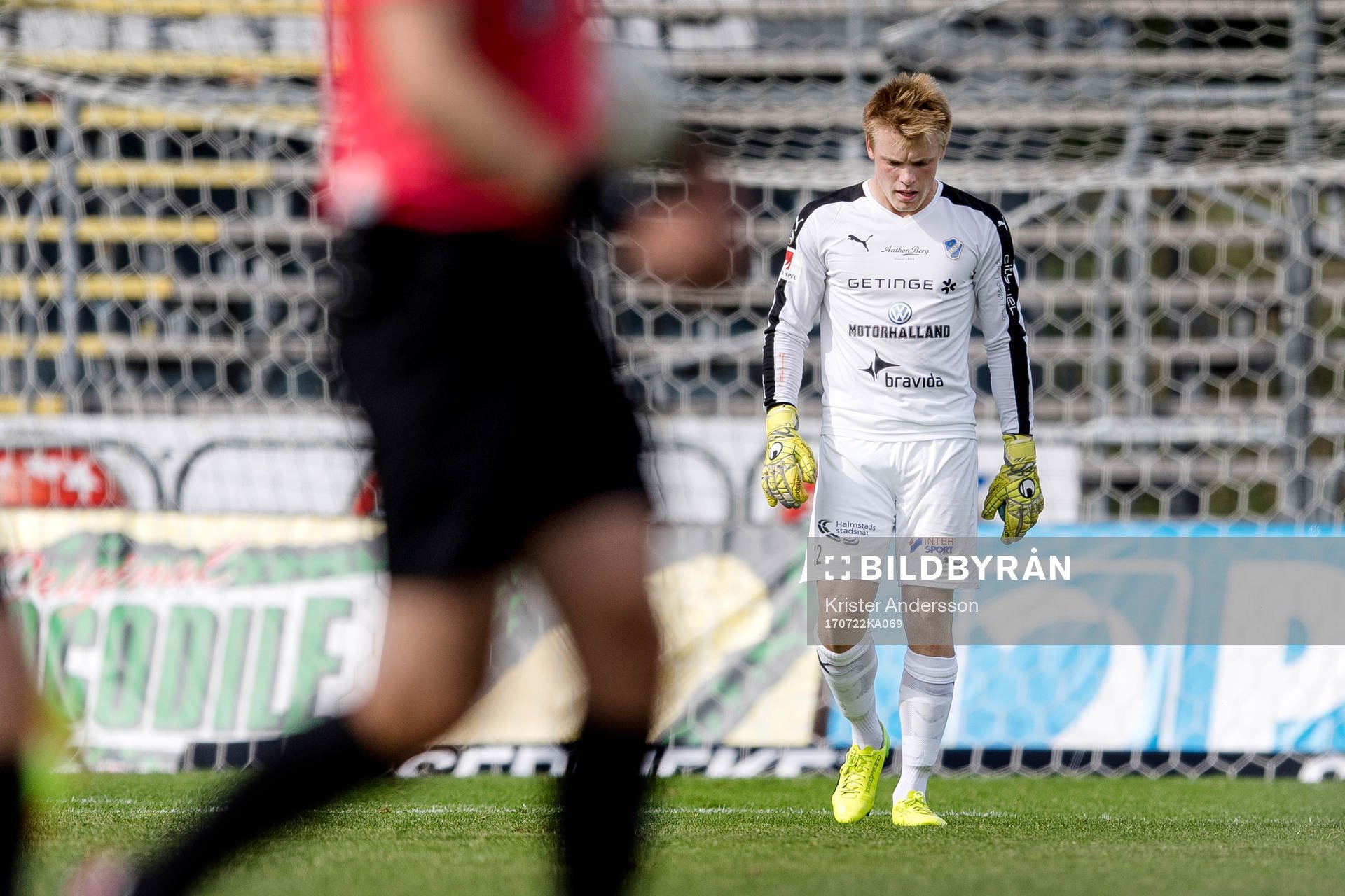 Halmstads målvakt Isak Pettersson deppar