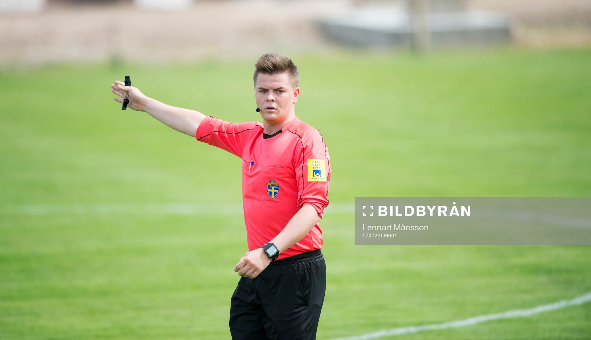 Domaren i matchen i division 2 mellan IFK Hässleholm och Prespa Birlik i Hässleholm 22 juli 2017.  