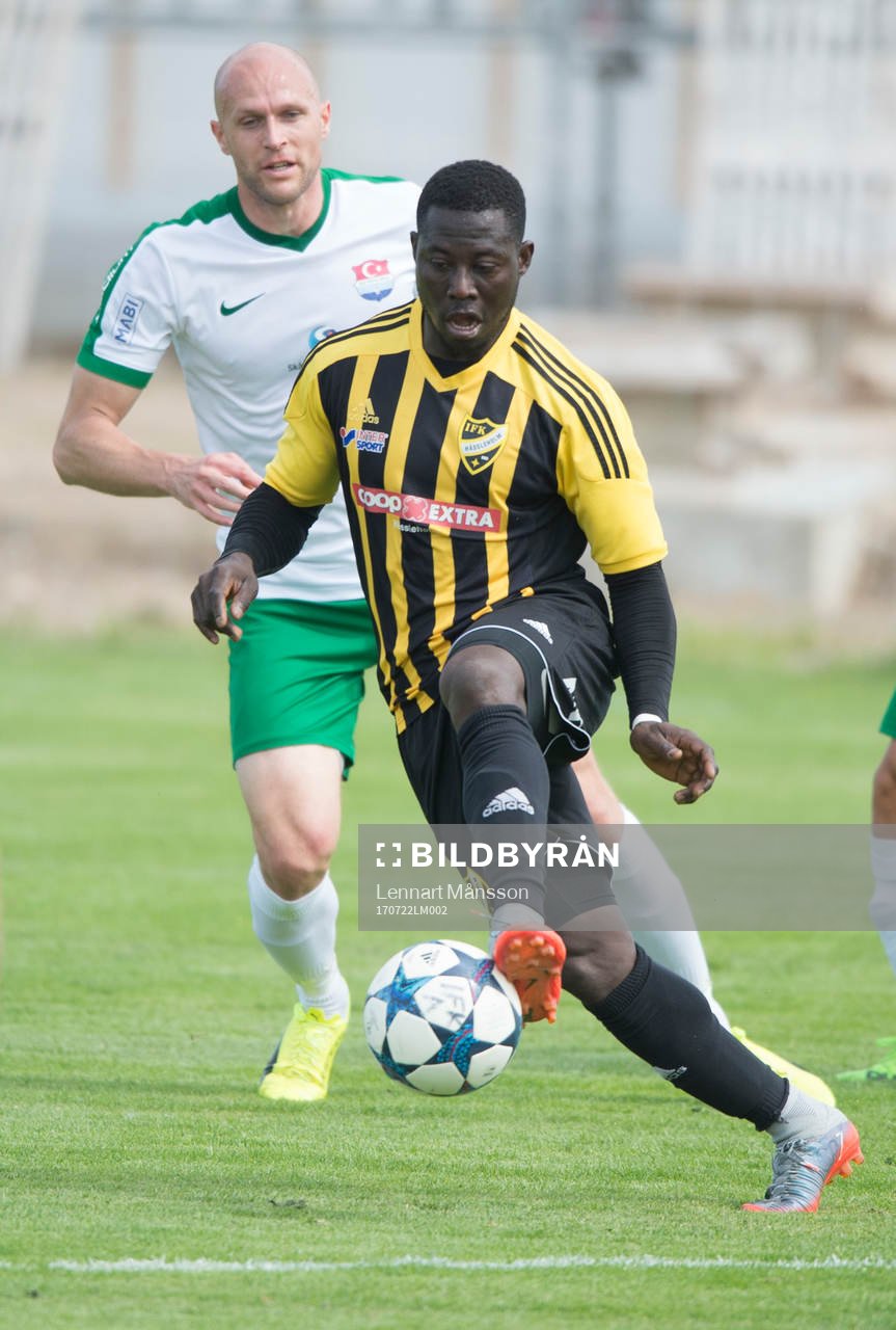 IFK Hässleholms Mike Andrew  i matchen i division 2 mellan