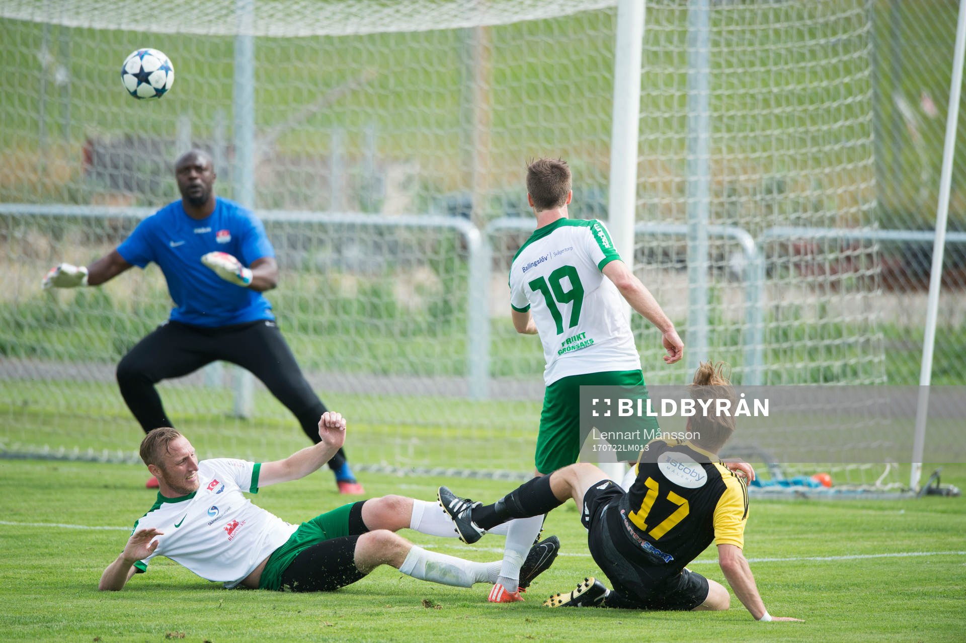 IFK Hässleholms Filip Ranmo skjuter mot Prespas målvakt Pa Demba Torray i matchen i division 2 mellan IFK Hässleholm och Prespa Birlik i Hässleholm 22 juli 2017.