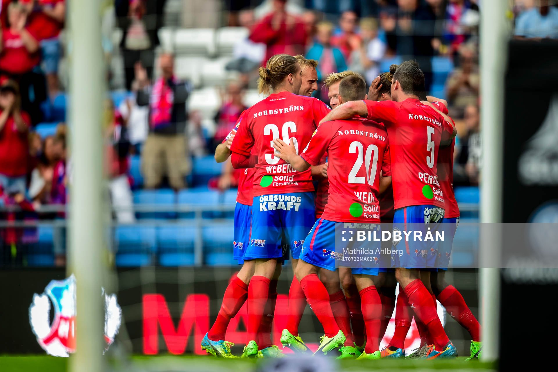 Helsingborgs spelare jublar med Jesper Lange