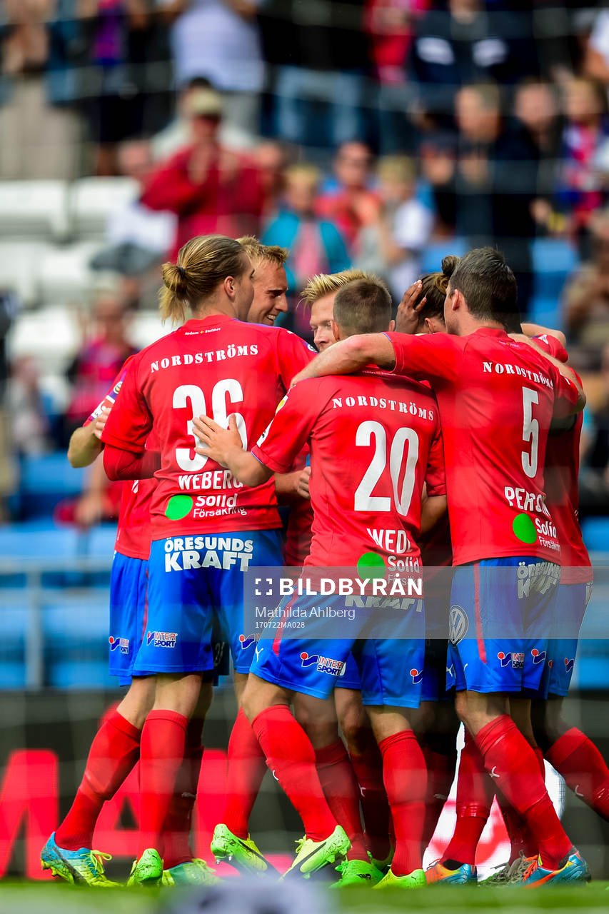 Helsingborgs spelare jublar med Jesper Lange